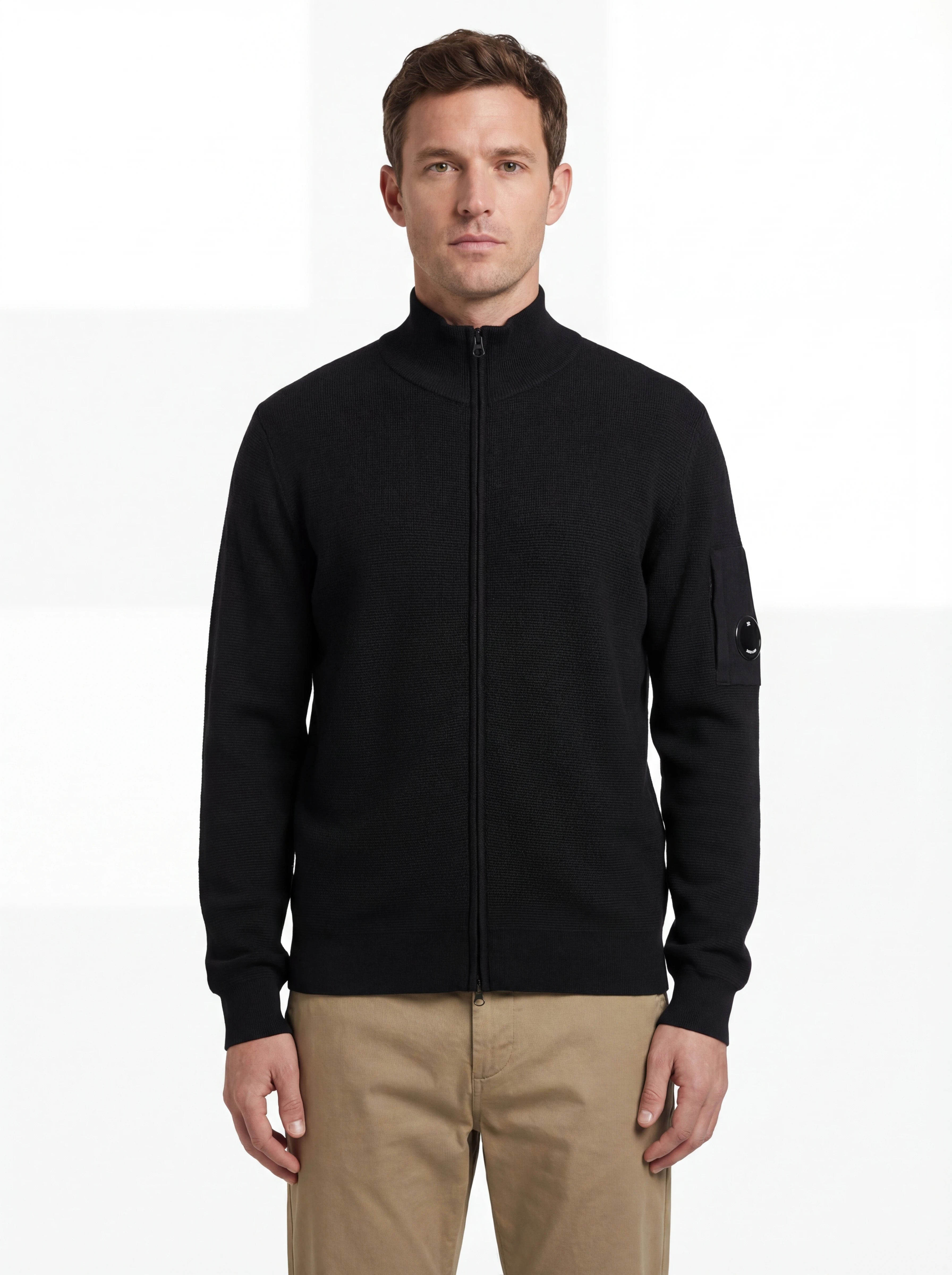 Vista da dietro, modello con cardigan nero zip C.P. Company da uomo in lana merino