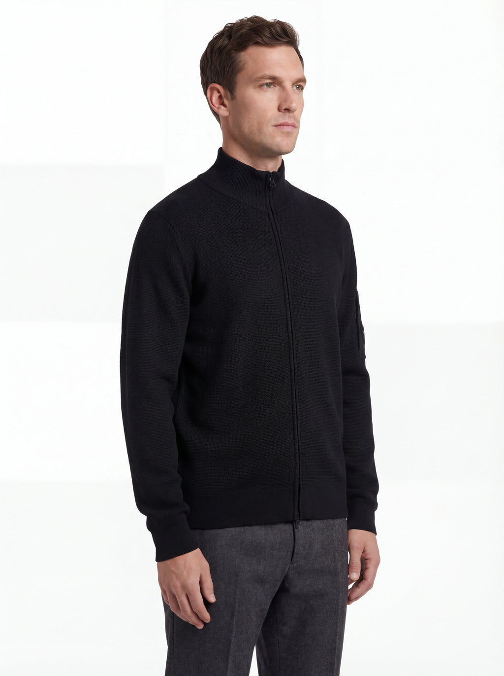 Modello indossa cardigan nero zip C.P. Company da uomo in lana merino