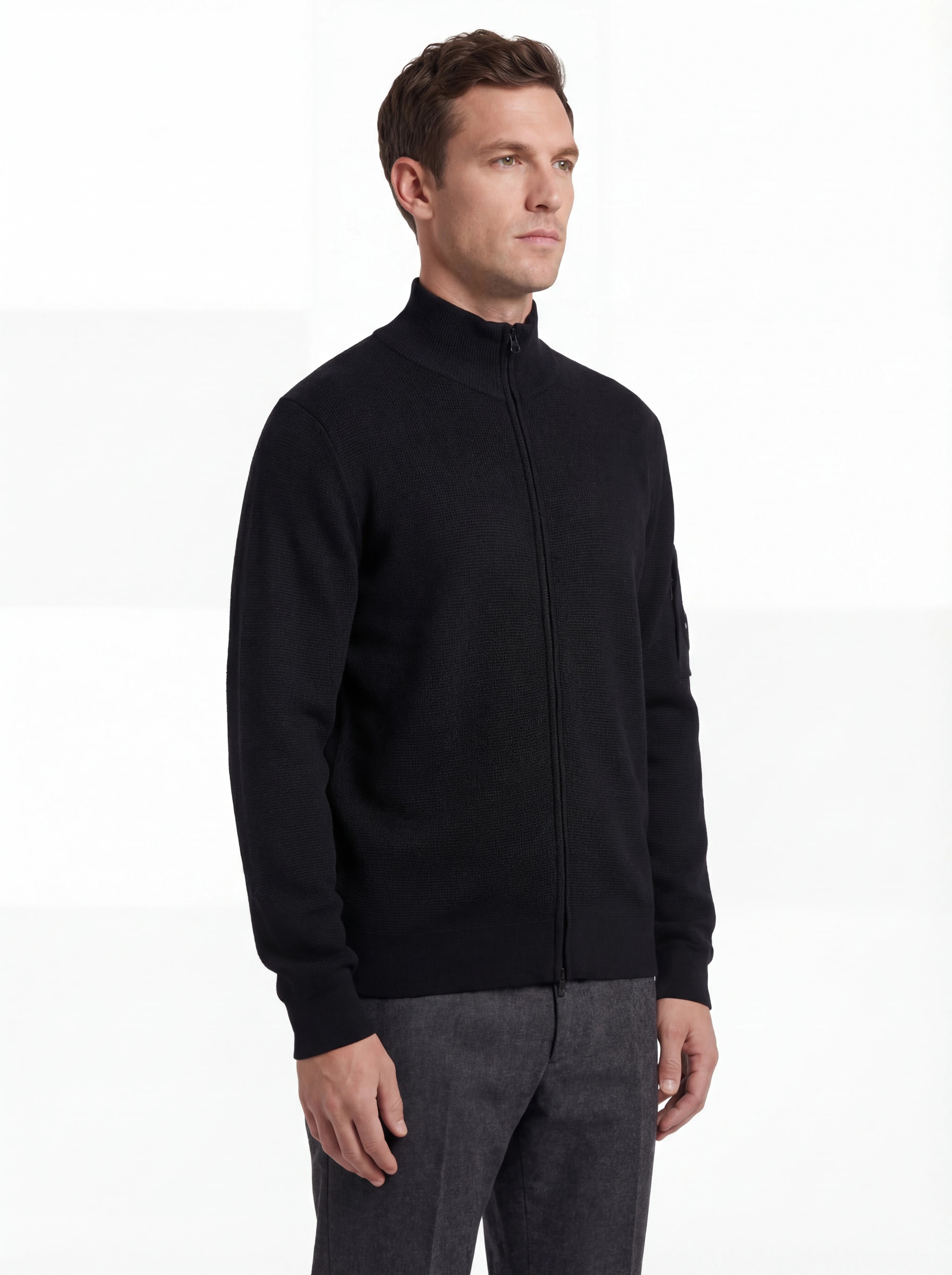 Modello indossa cardigan nero zip C.P. Company da uomo in lana merino