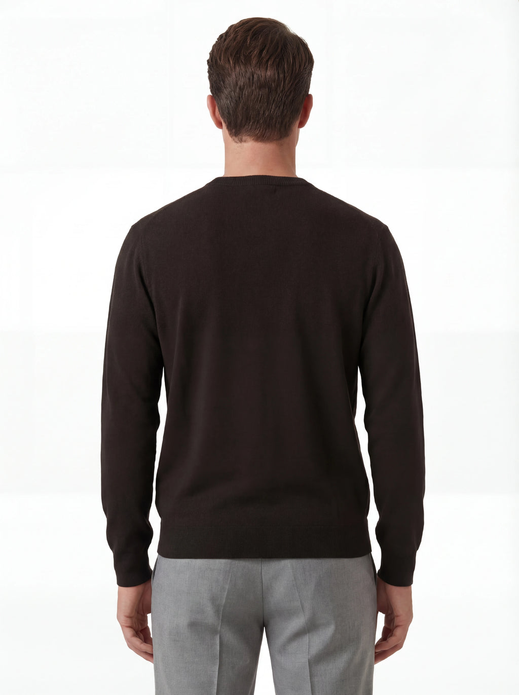 Modello a 45° con maglia girocollo nero a costine cuciture a contrasto C.P. Company da uomo in lana merino