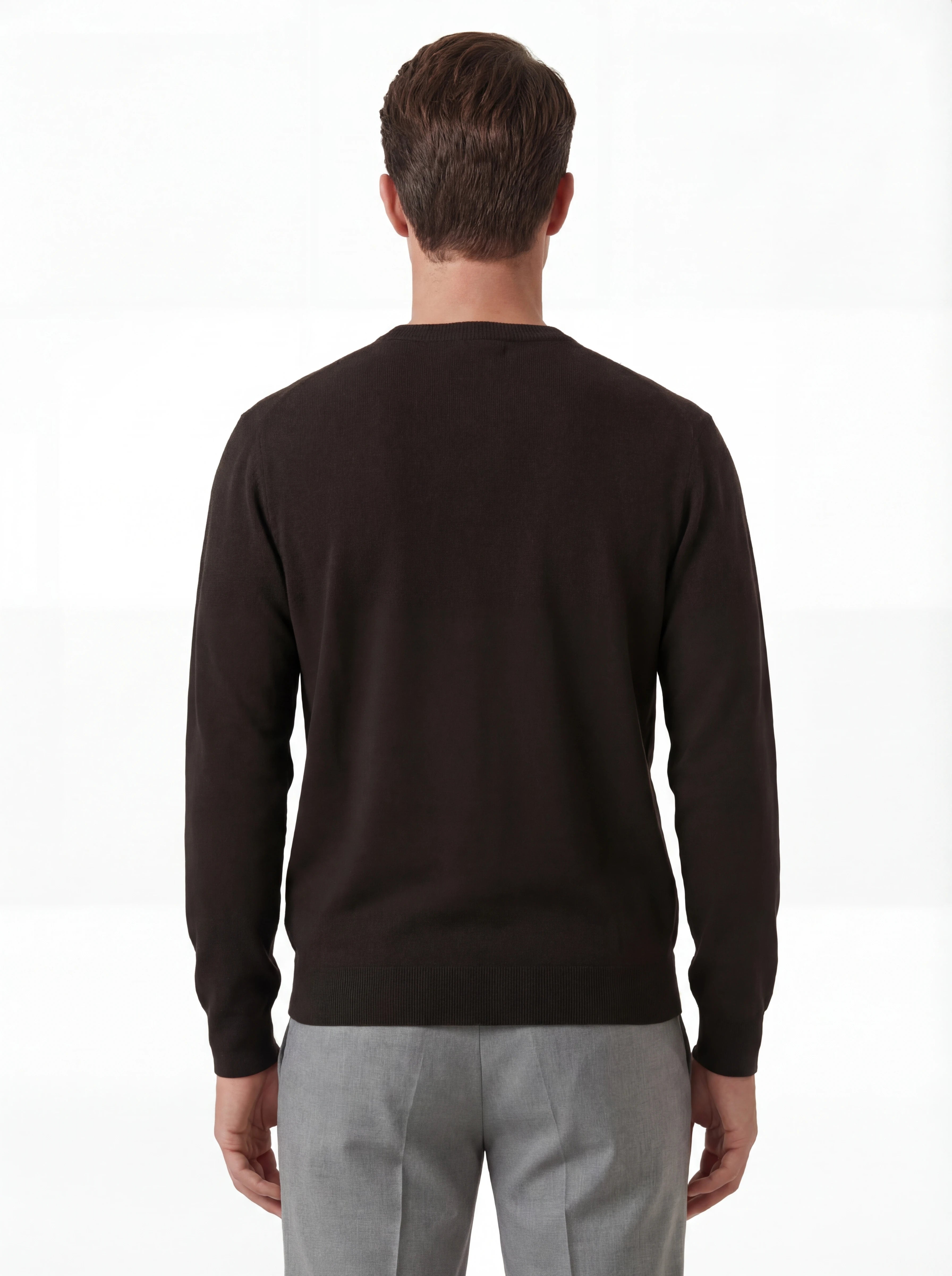 Modello a 45° con maglia girocollo nero a costine cuciture a contrasto C.P. Company da uomo in lana merino