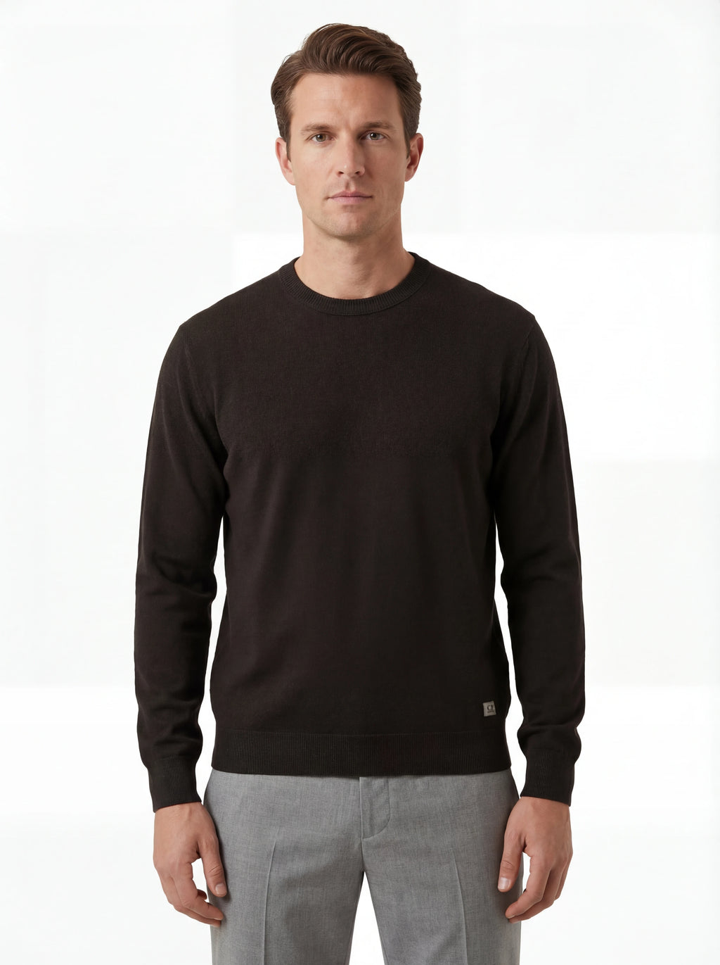 Vista da dietro, modello con maglia girocollo nero a costine cuciture a contrasto C.P. Company da uomo in lana merino