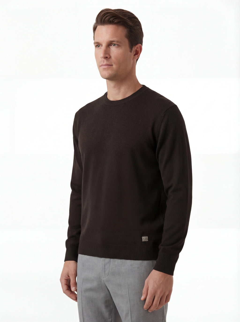 Modello indossa maglia girocollo nero a costine cuciture a contrasto C.P. Company da uomo in lana merino