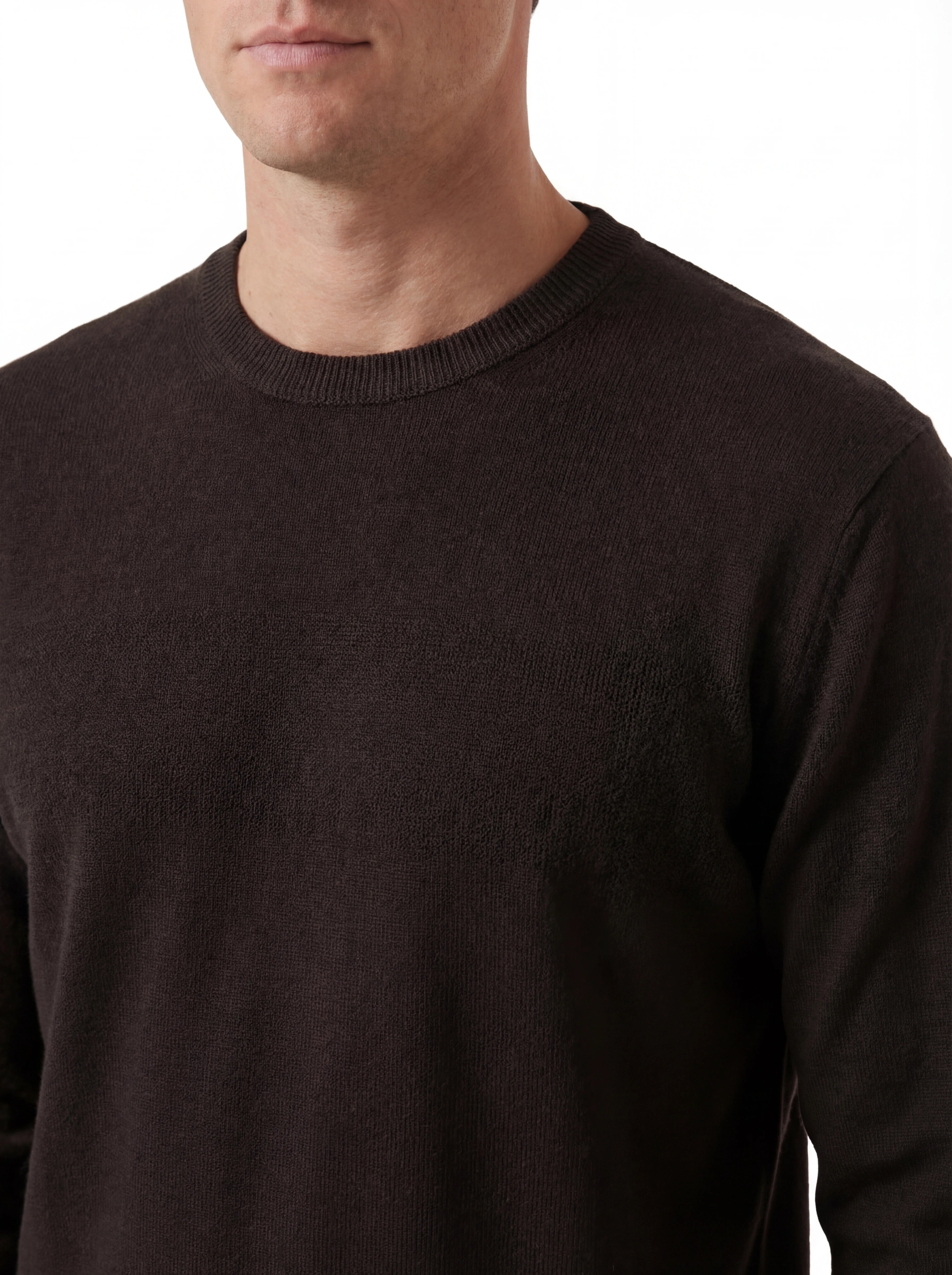 Maglia girocollo vista da dietro, maglia girocollo nero a costine cuciture a contrasto C.P. Company da uomo in lana merino