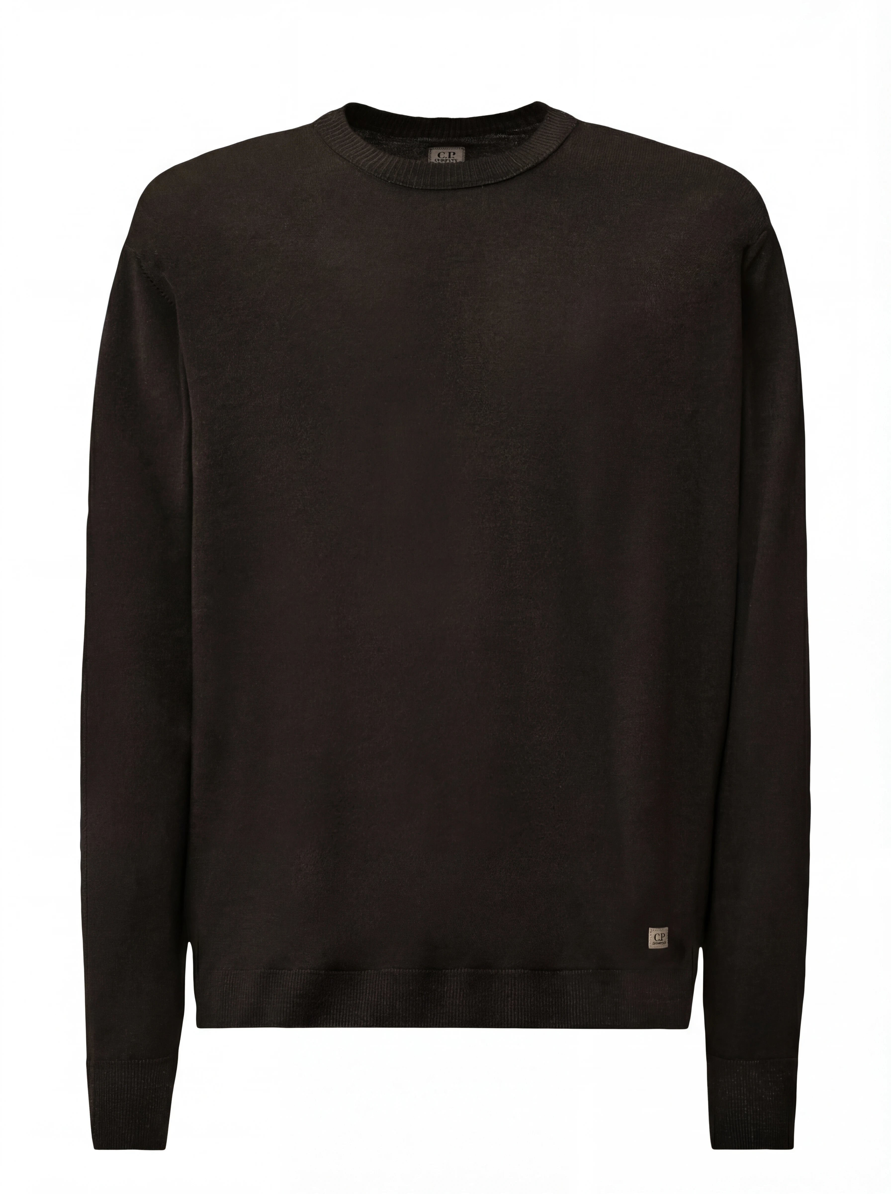 Close-up dettagli, maglia girocollo nero a costine cuciture a contrasto C.P. Company da uomo in lana merino