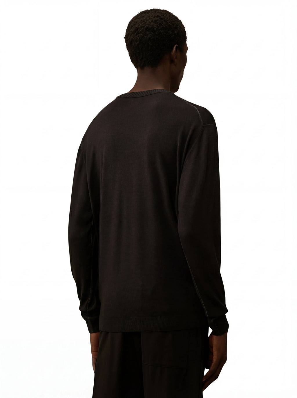 Dettaglio maglia girocollo nero a costine cuciture a contrasto C.P. Company da uomo in lana merino