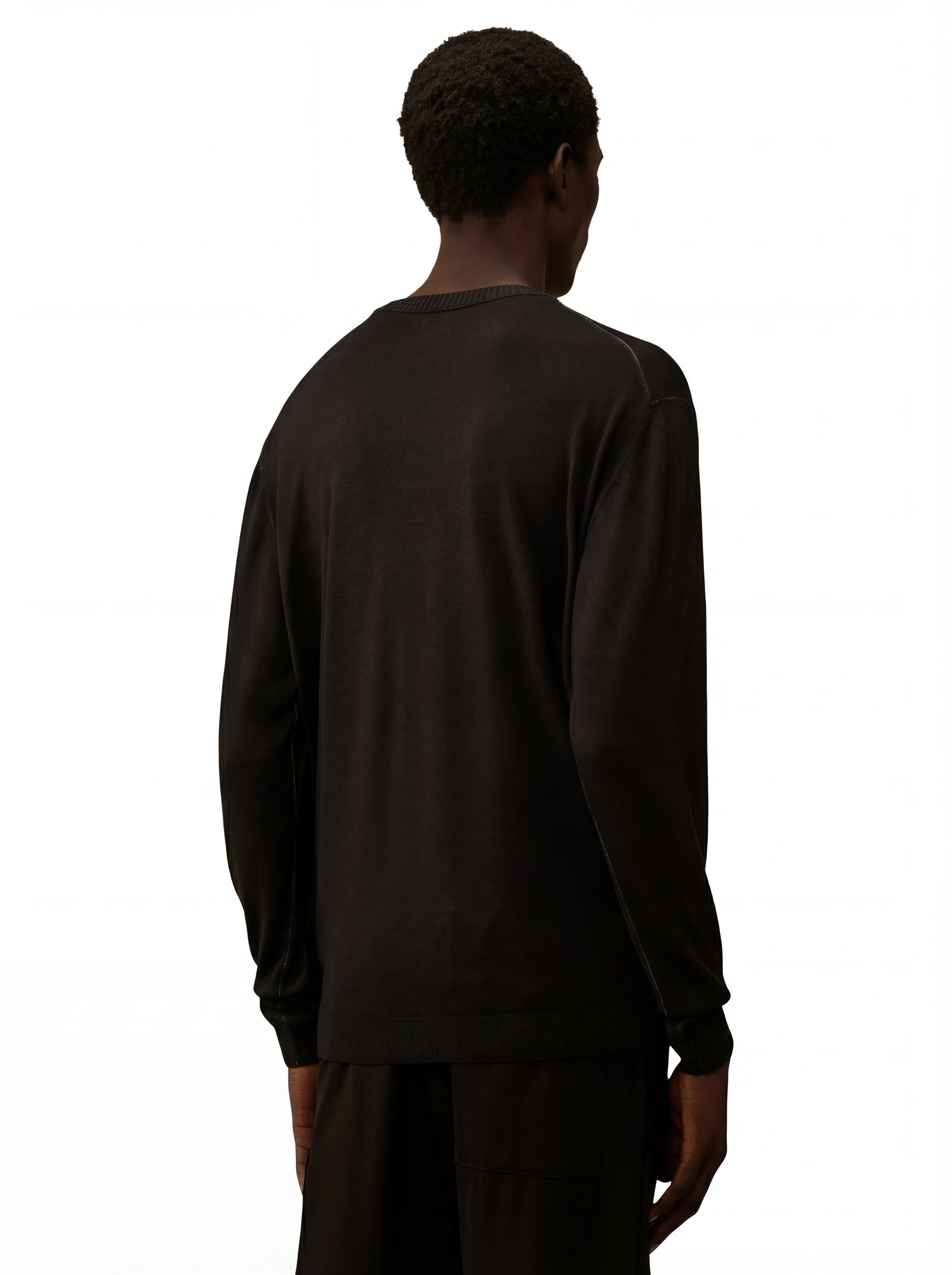 Dettaglio maglia girocollo nero a costine cuciture a contrasto C.P. Company da uomo in lana merino