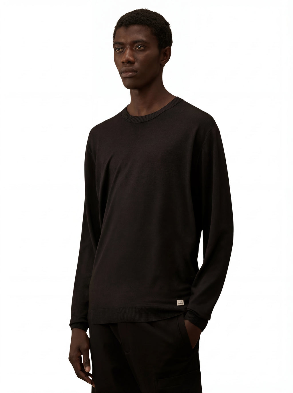 Dettaglio maglia girocollo nero a costine cuciture a contrasto C.P. Company da uomo in lana merino