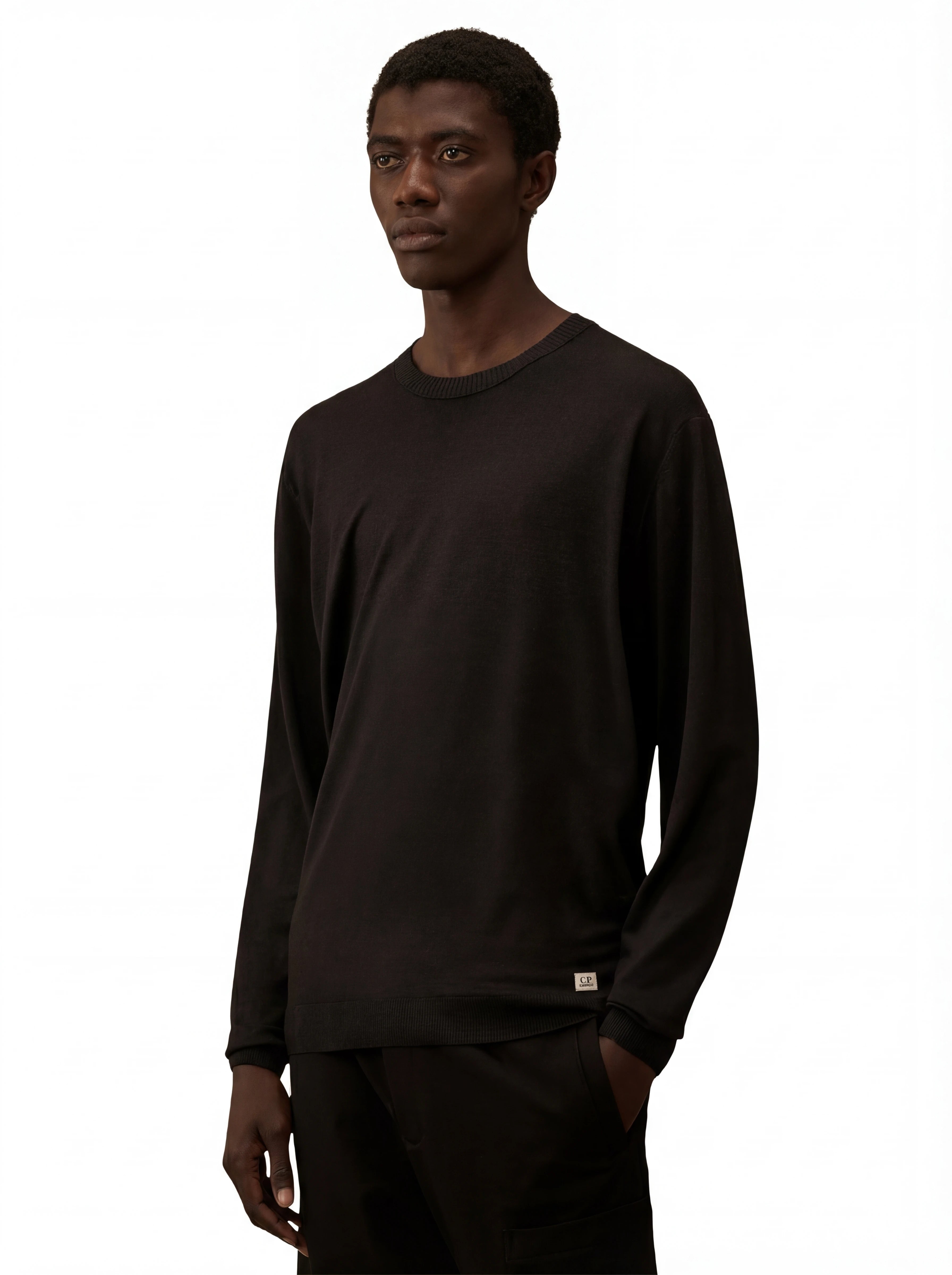 Dettaglio maglia girocollo nero a costine cuciture a contrasto C.P. Company da uomo in lana merino