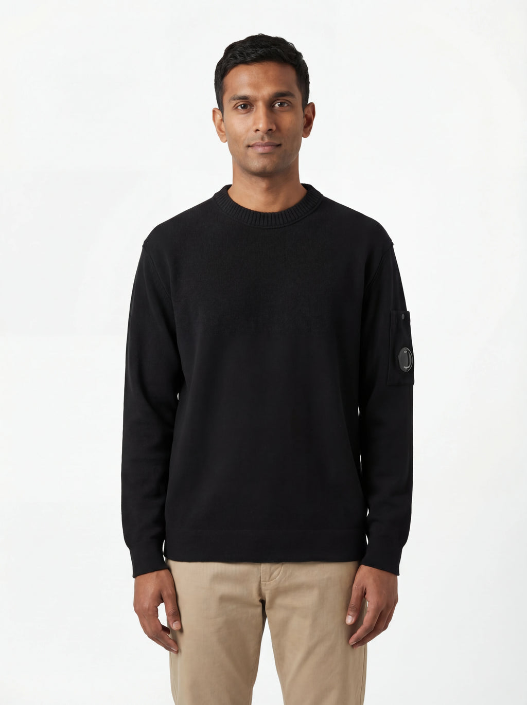 Vista da dietro, modello con maglia girocollo nero taschino con lente taschino C.P. Company da uomo in cotone