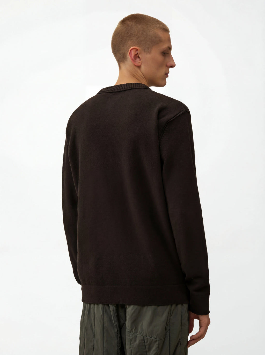 Maglia girocollo vista da dietro, maglia girocollo nero taschino con lente taschino C.P. Company da uomo in cotone