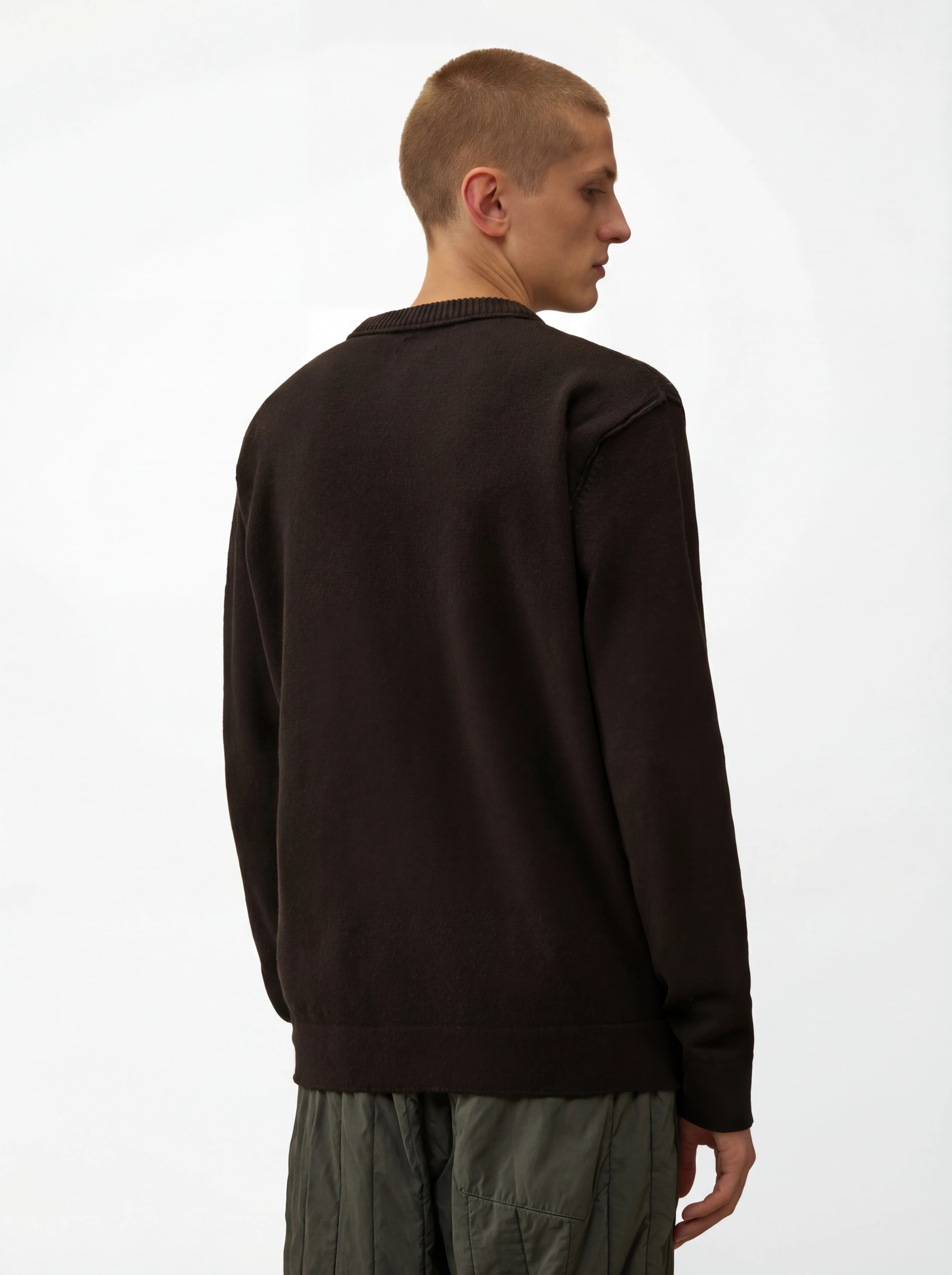 Maglia girocollo vista da dietro, maglia girocollo nero taschino con lente taschino C.P. Company da uomo in cotone