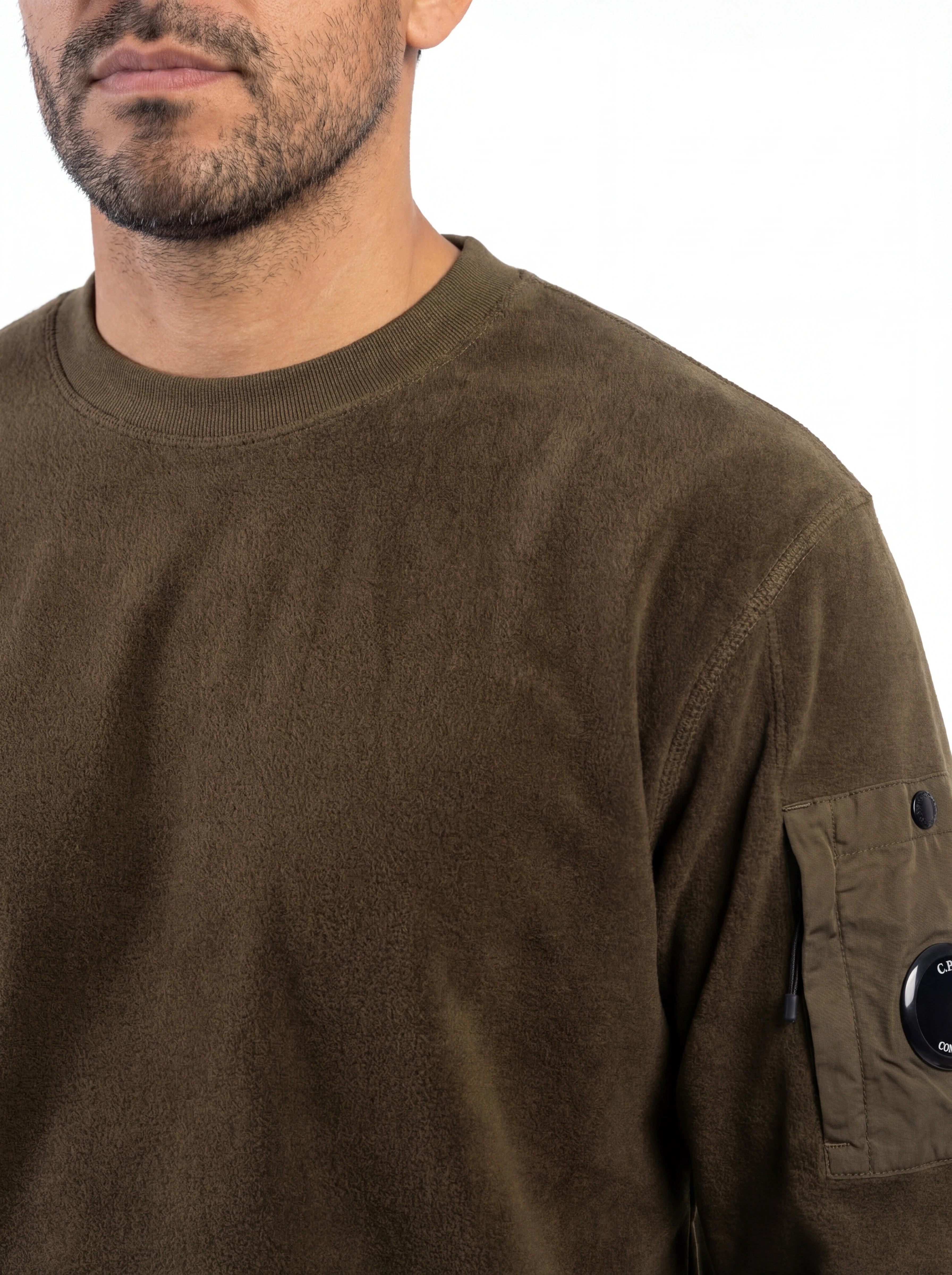 Maglia girocollo vista da dietro, maglia girocollo oliva taschino con lente taschino C.P. Company da uomo in cotone