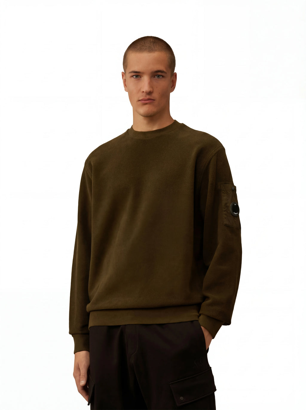 Modello indossa maglia girocollo oliva taschino con lente taschino C.P. Company da uomo in cotone