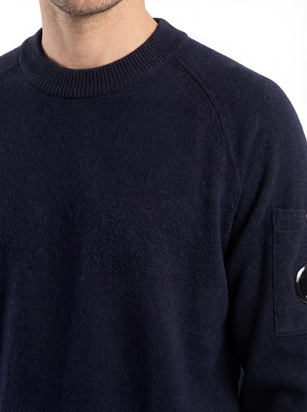 Maglia girocollo frontale, maglia girocollo blu taschino con lente taschino C.P. Company da uomo in lana merino