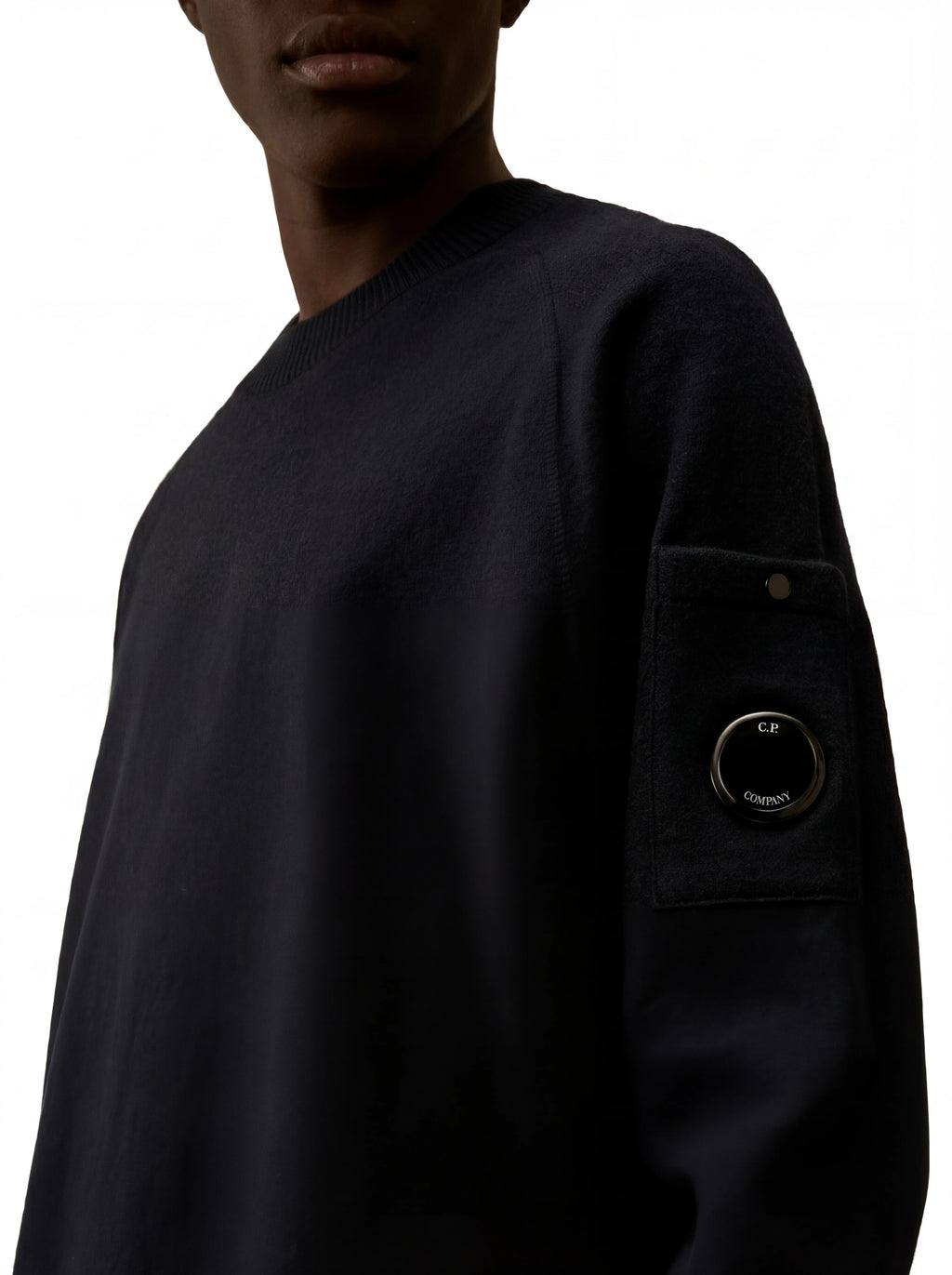 Modello a 45° con maglia girocollo blu taschino con lente taschino C.P. Company da uomo in lana merino
