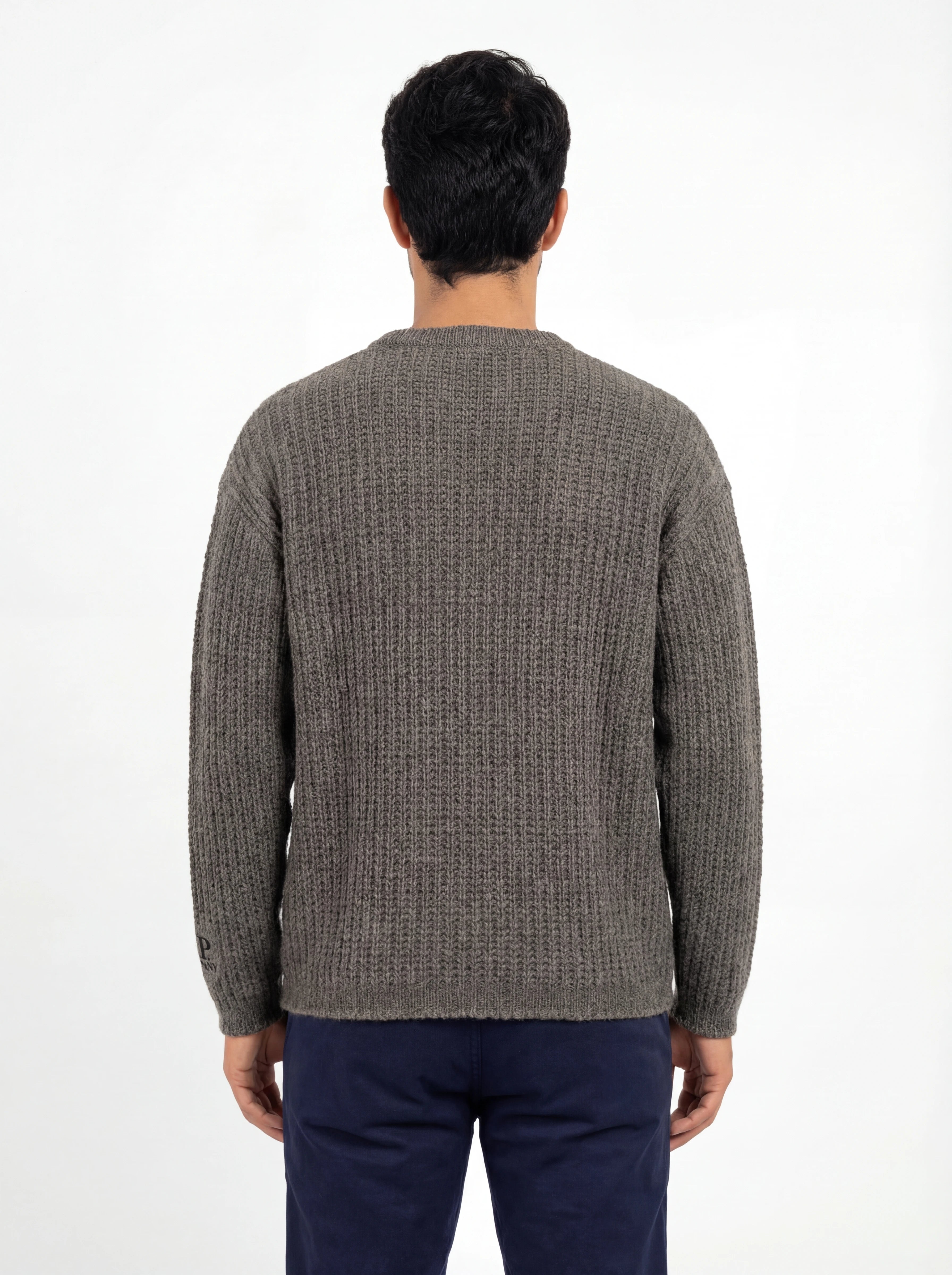 Modello a 45° con maglione grigio medio C.P. Company da uomo in lana