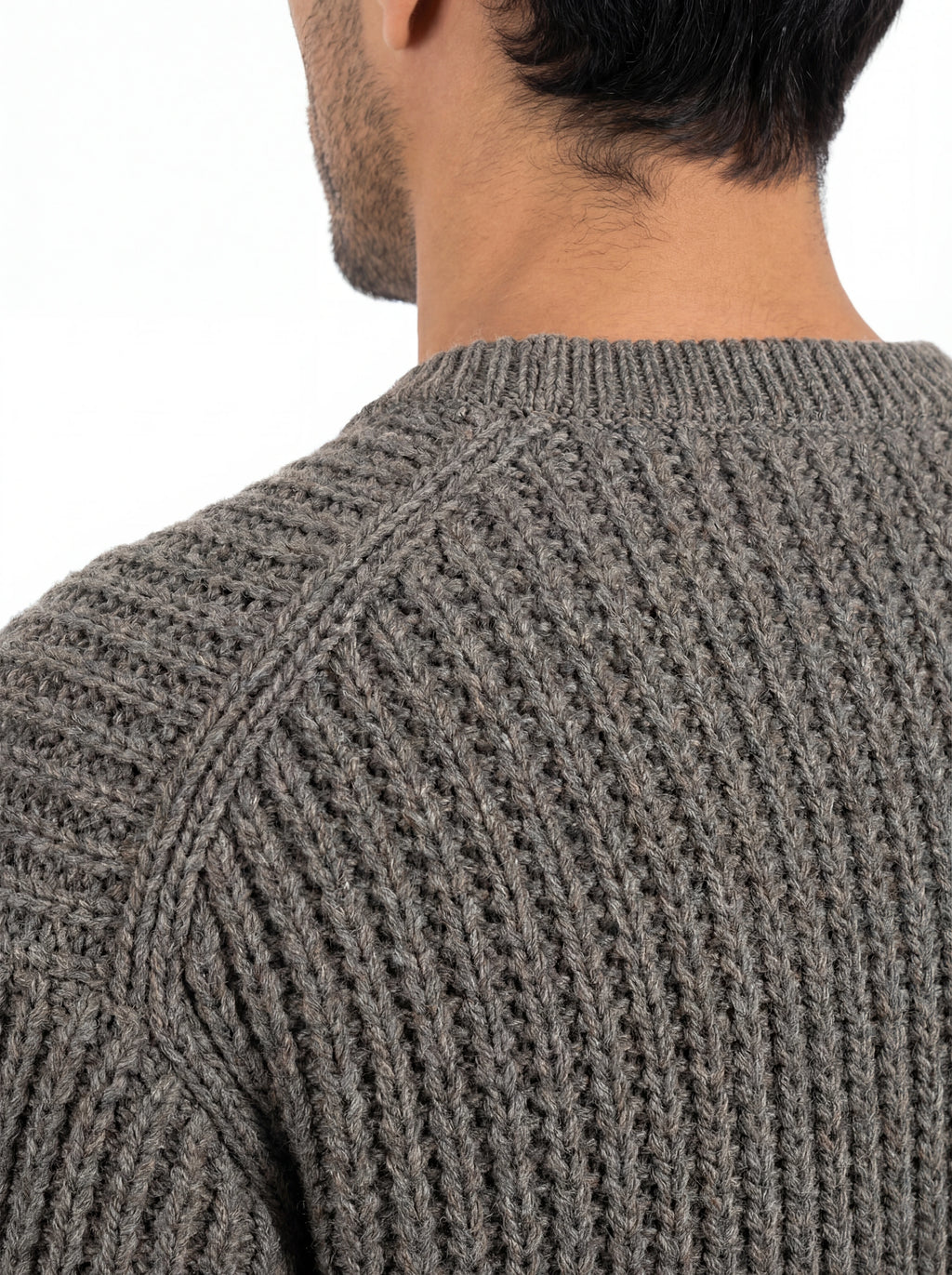 Vista da dietro, modello con maglione grigio medio C.P. Company da uomo in lana