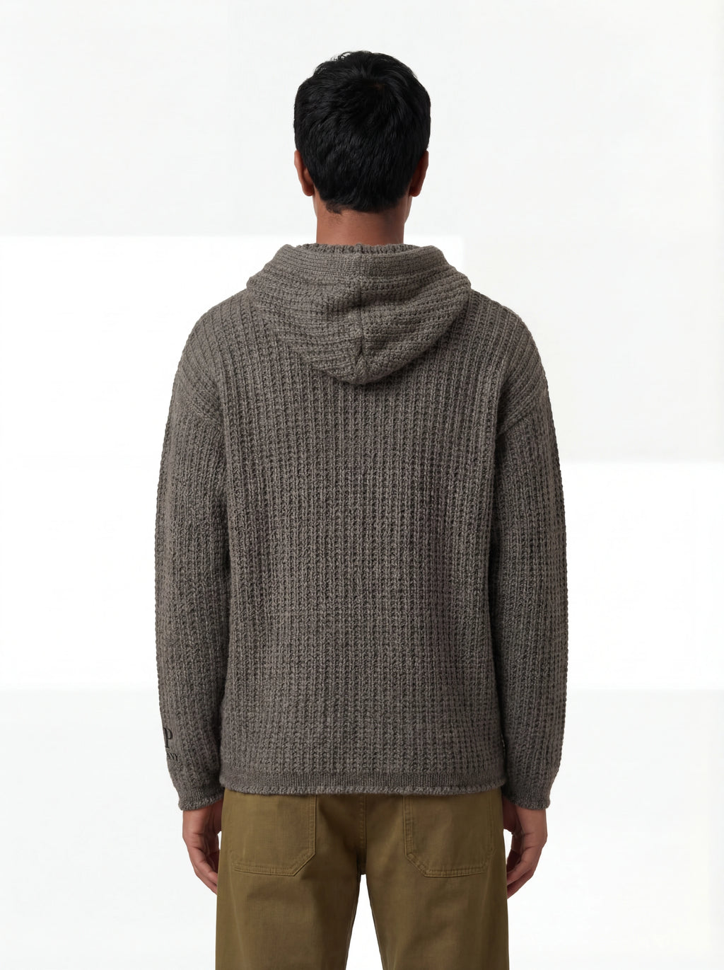 Modello a 45° con maglione grigio cappuccio C.P. Company da uomo in lana