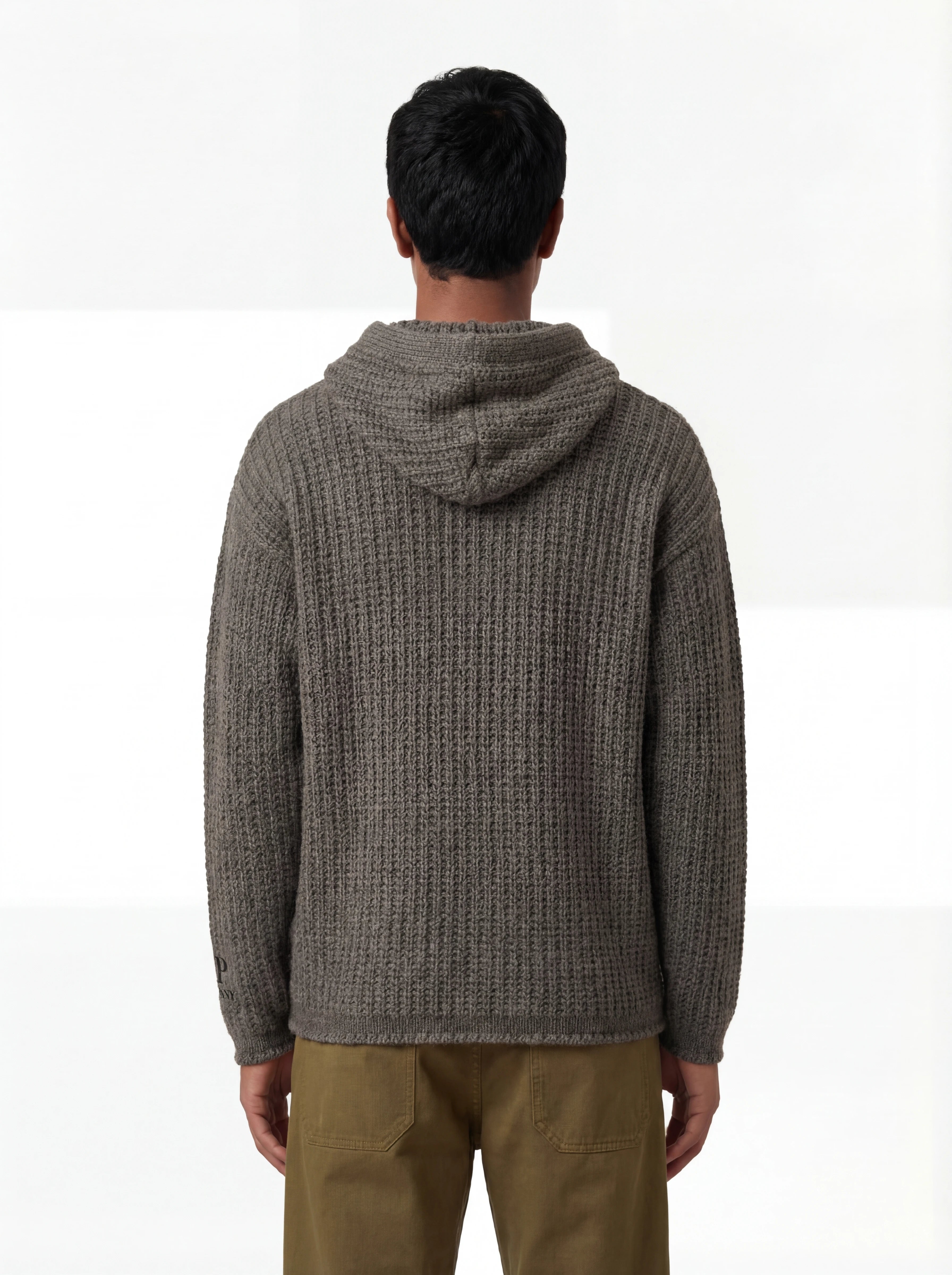 Modello a 45° con maglione grigio cappuccio C.P. Company da uomo in lana