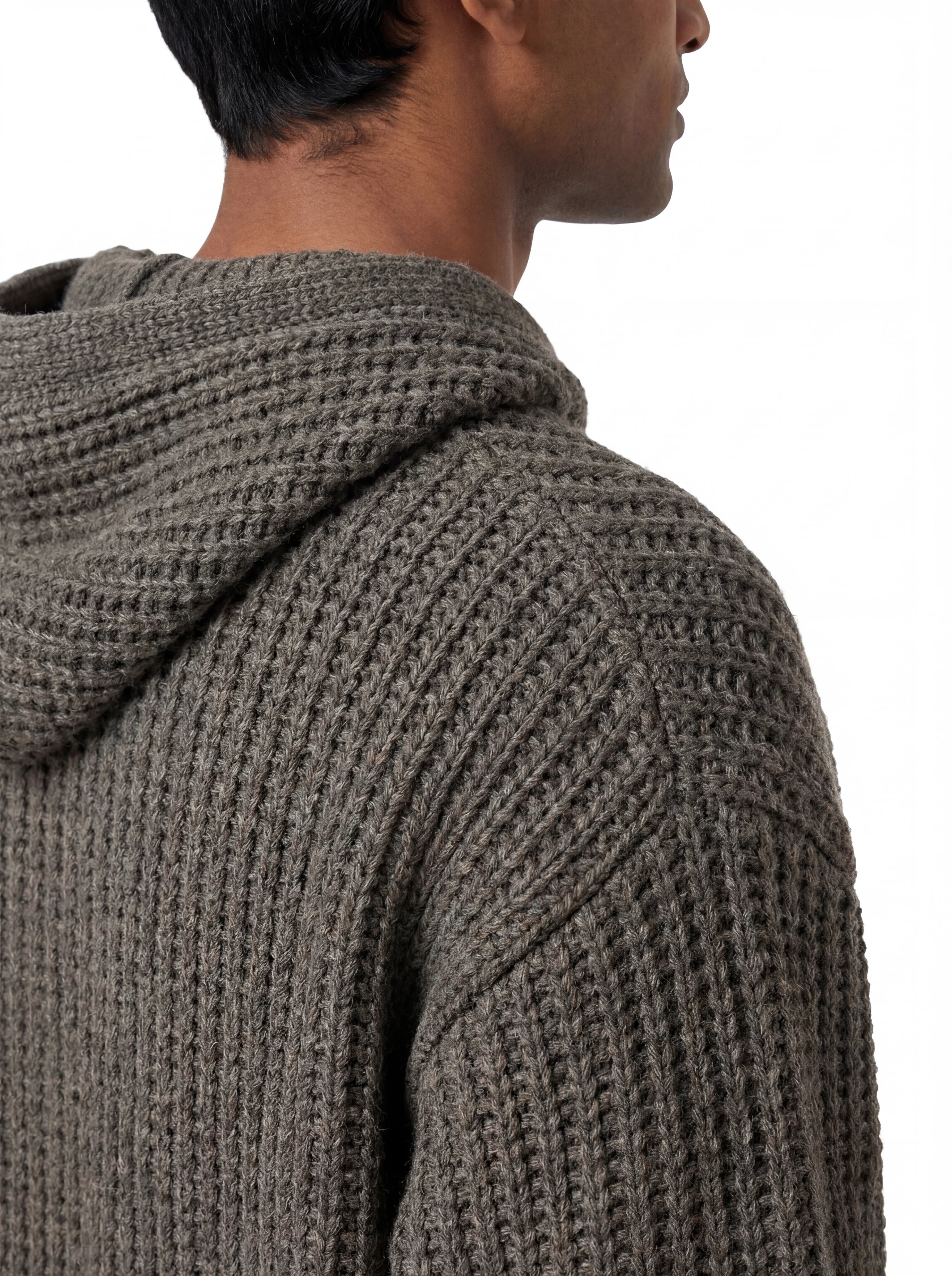 Vista da dietro, modello con maglione grigio cappuccio C.P. Company da uomo in lana