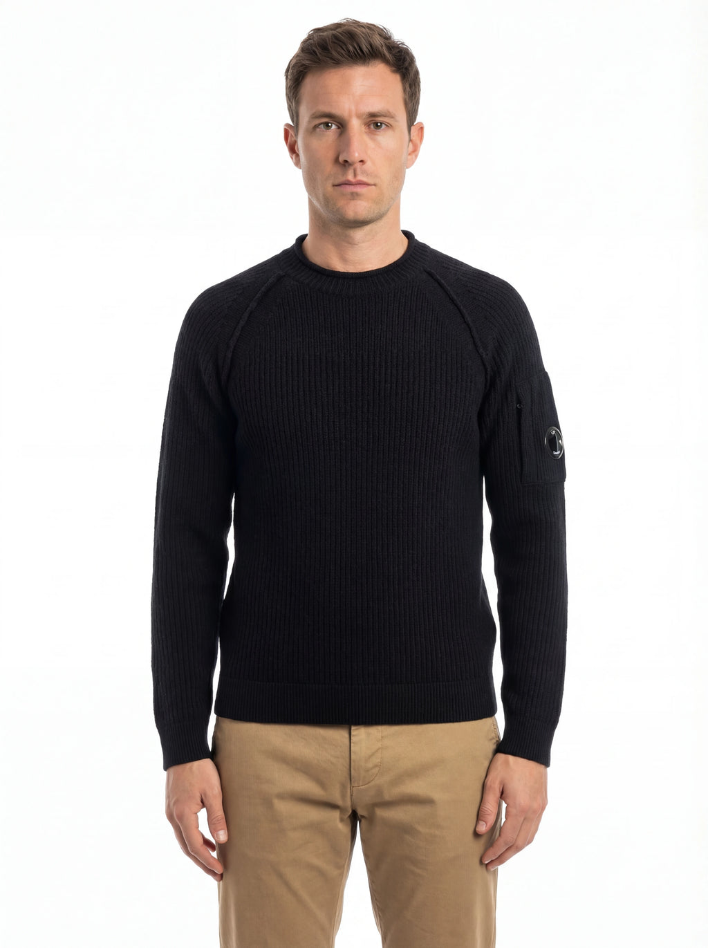 Vista da dietro, modello con maglia girocollo blu spalla raglan manica a rilievo C.P. Company da uomo