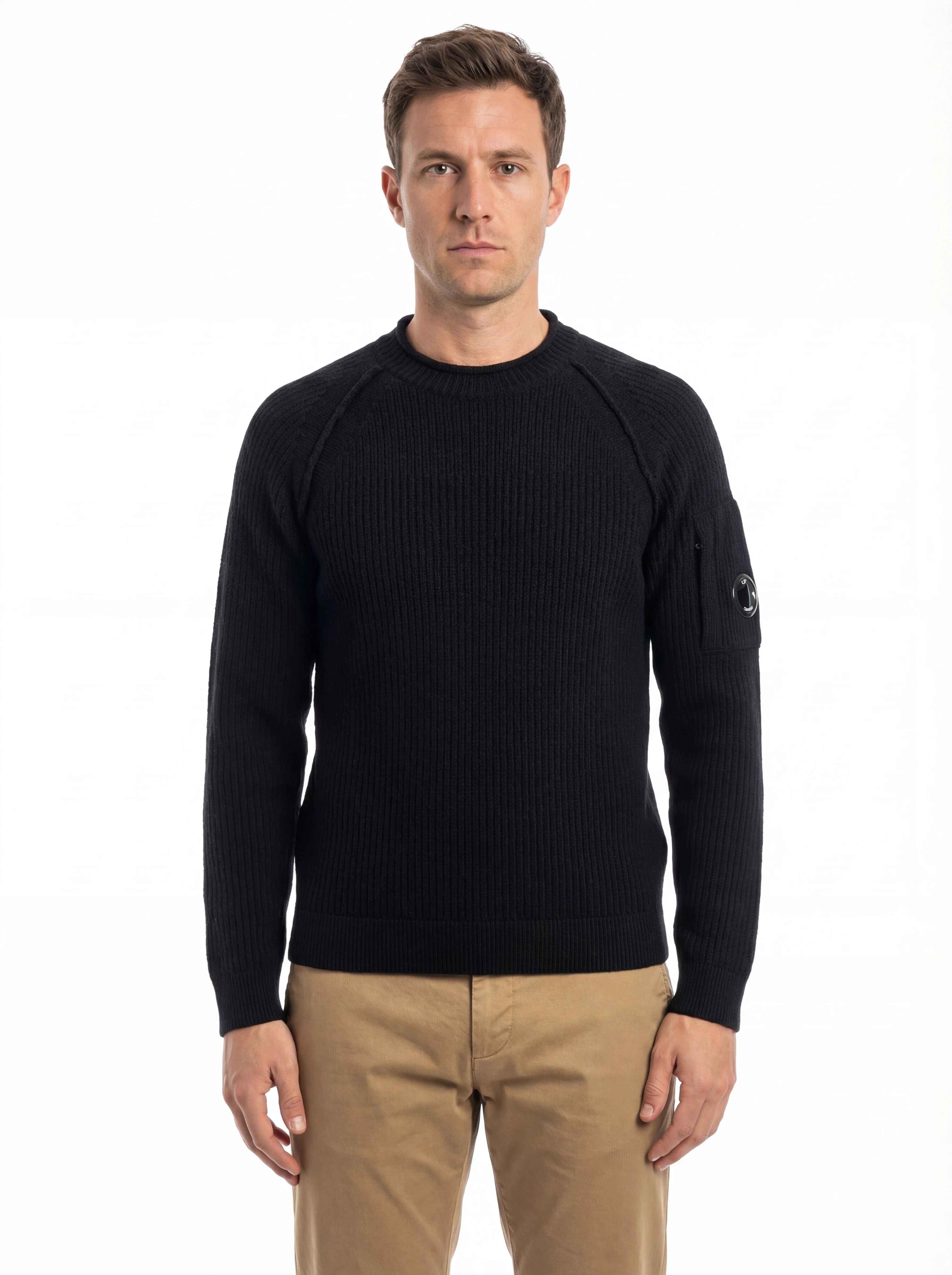 Vista da dietro, modello con maglia girocollo blu spalla raglan manica a rilievo C.P. Company da uomo