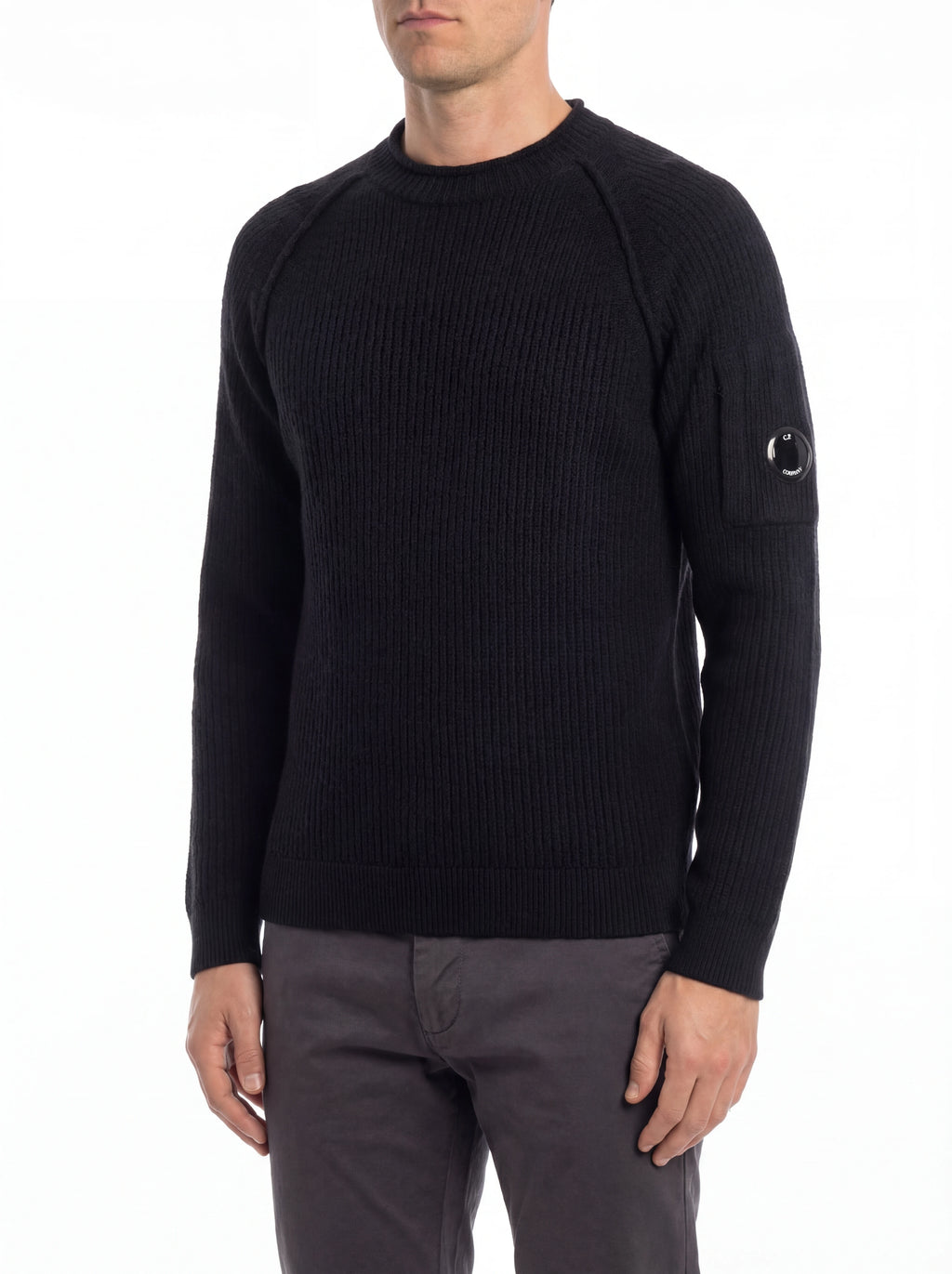 Modello indossa maglia girocollo blu spalla raglan manica a rilievo C.P. Company da uomo