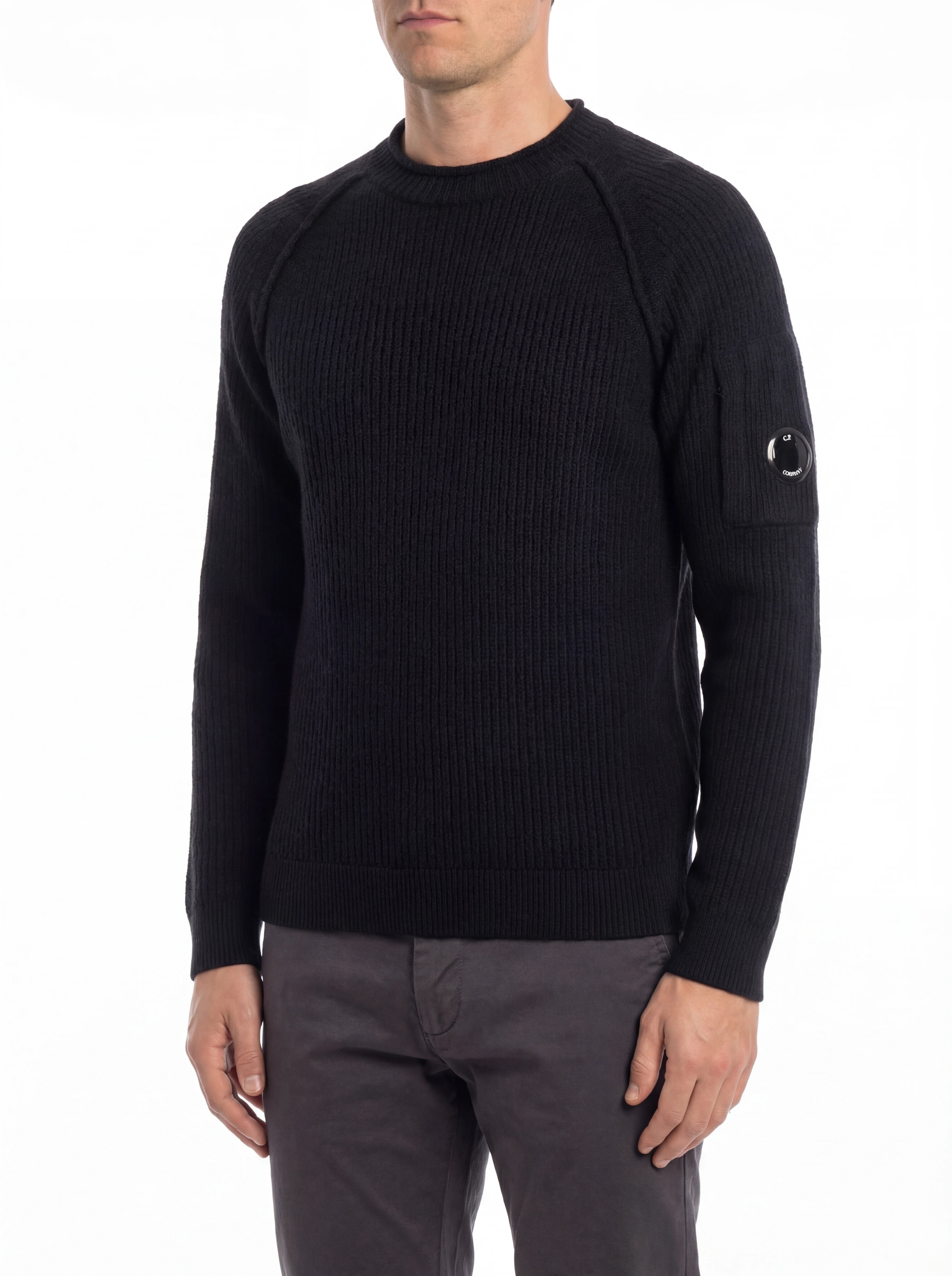 Modello indossa maglia girocollo blu spalla raglan manica a rilievo C.P. Company da uomo