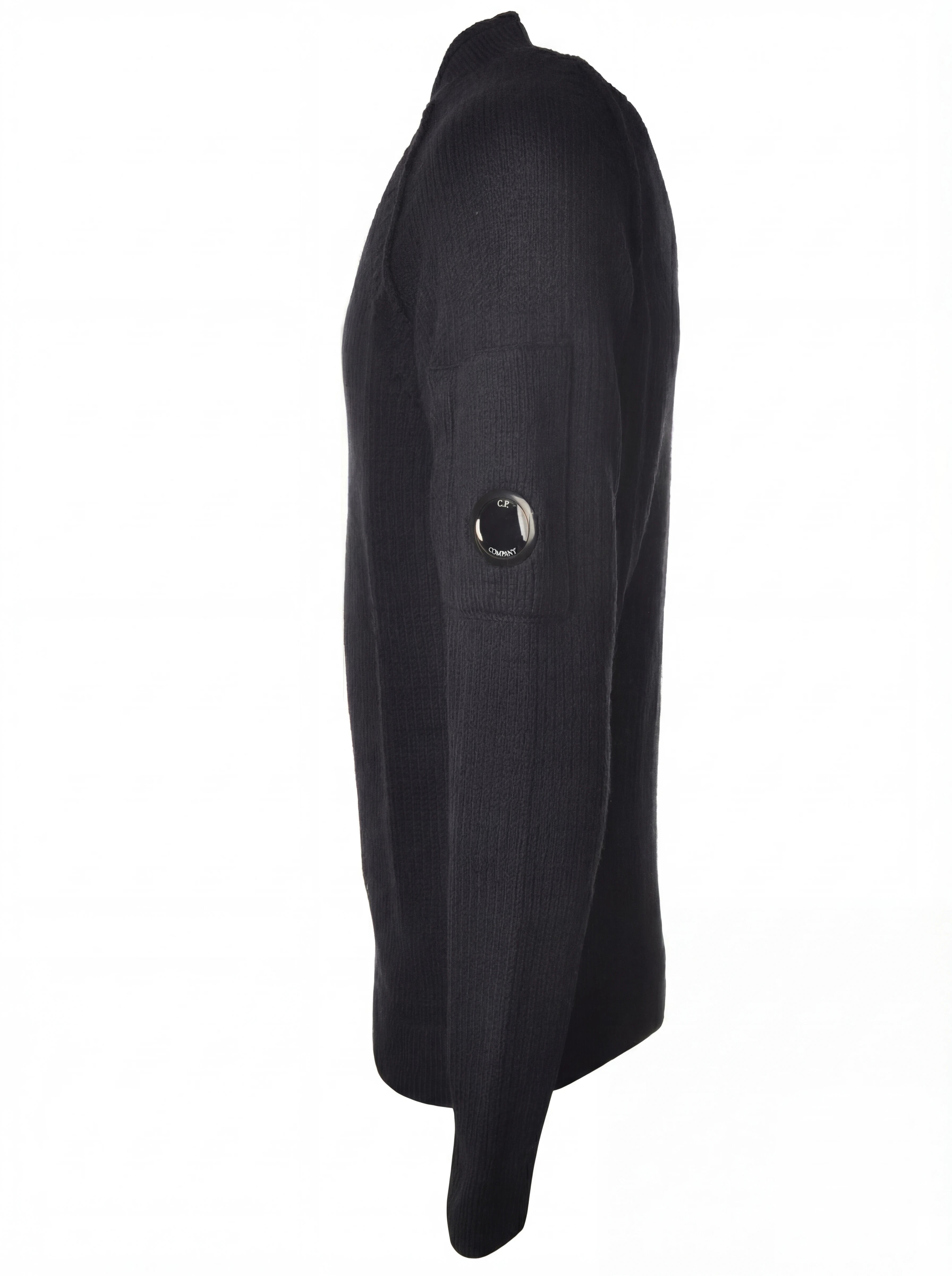 Close-up dettagli, maglia girocollo blu spalla raglan manica a rilievo C.P. Company da uomo