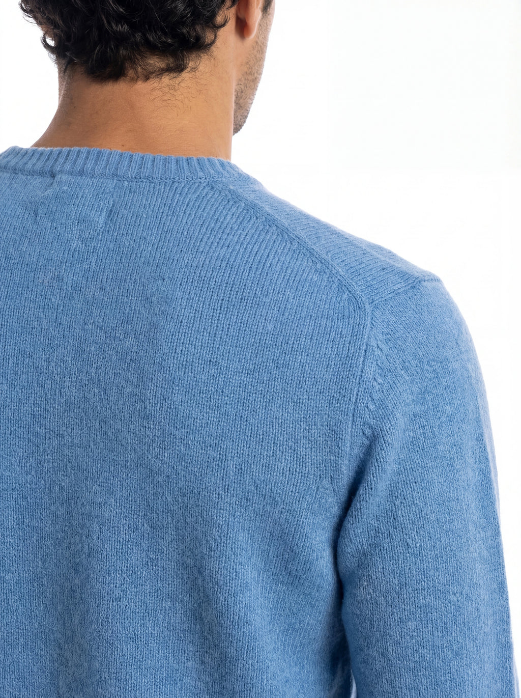 Modello visto da dietro maglione girocollo celeste Saint Barth Regent in lana di agnello