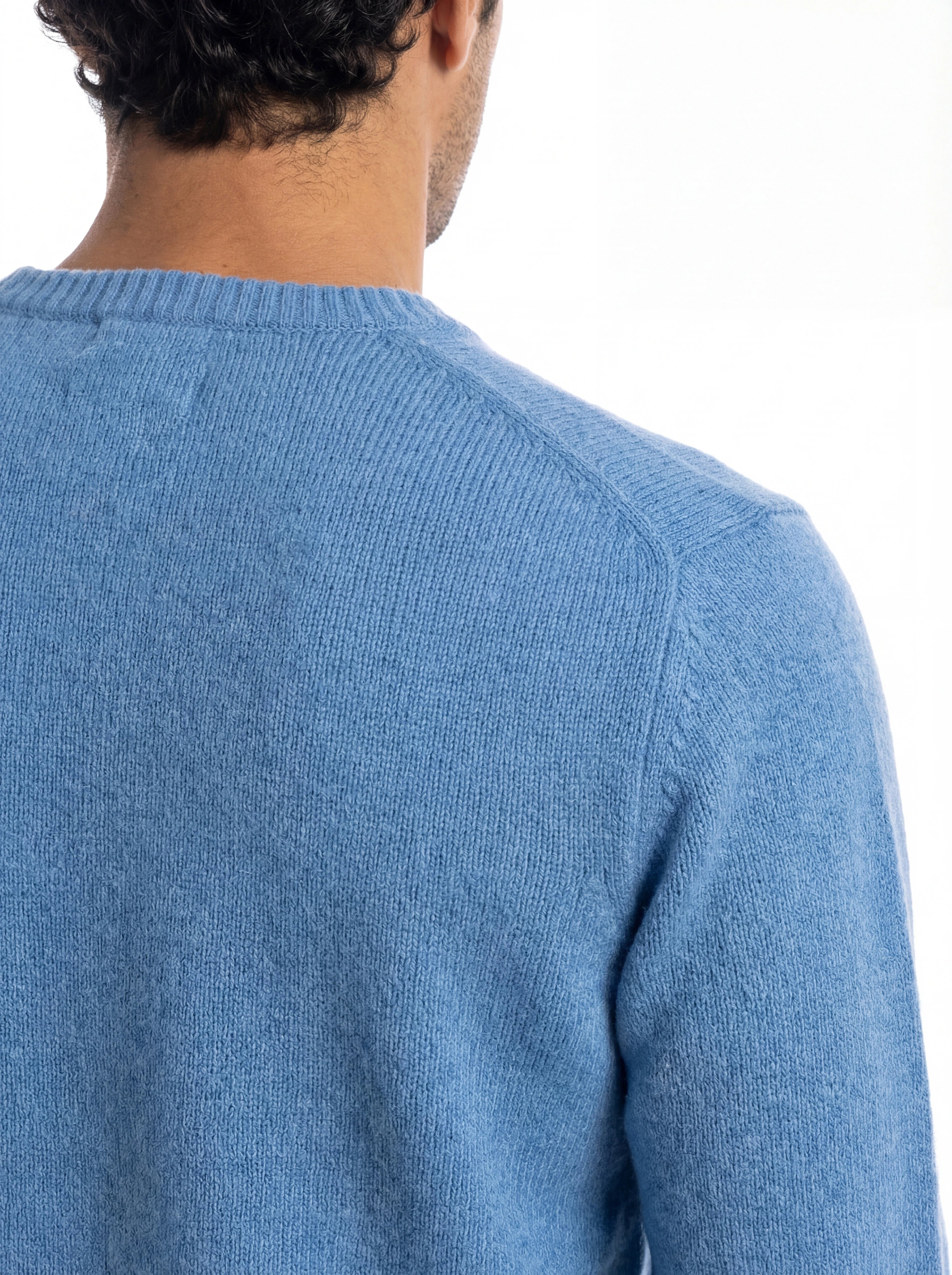 Modello visto da dietro maglione girocollo celeste Saint Barth Regent in lana di agnello