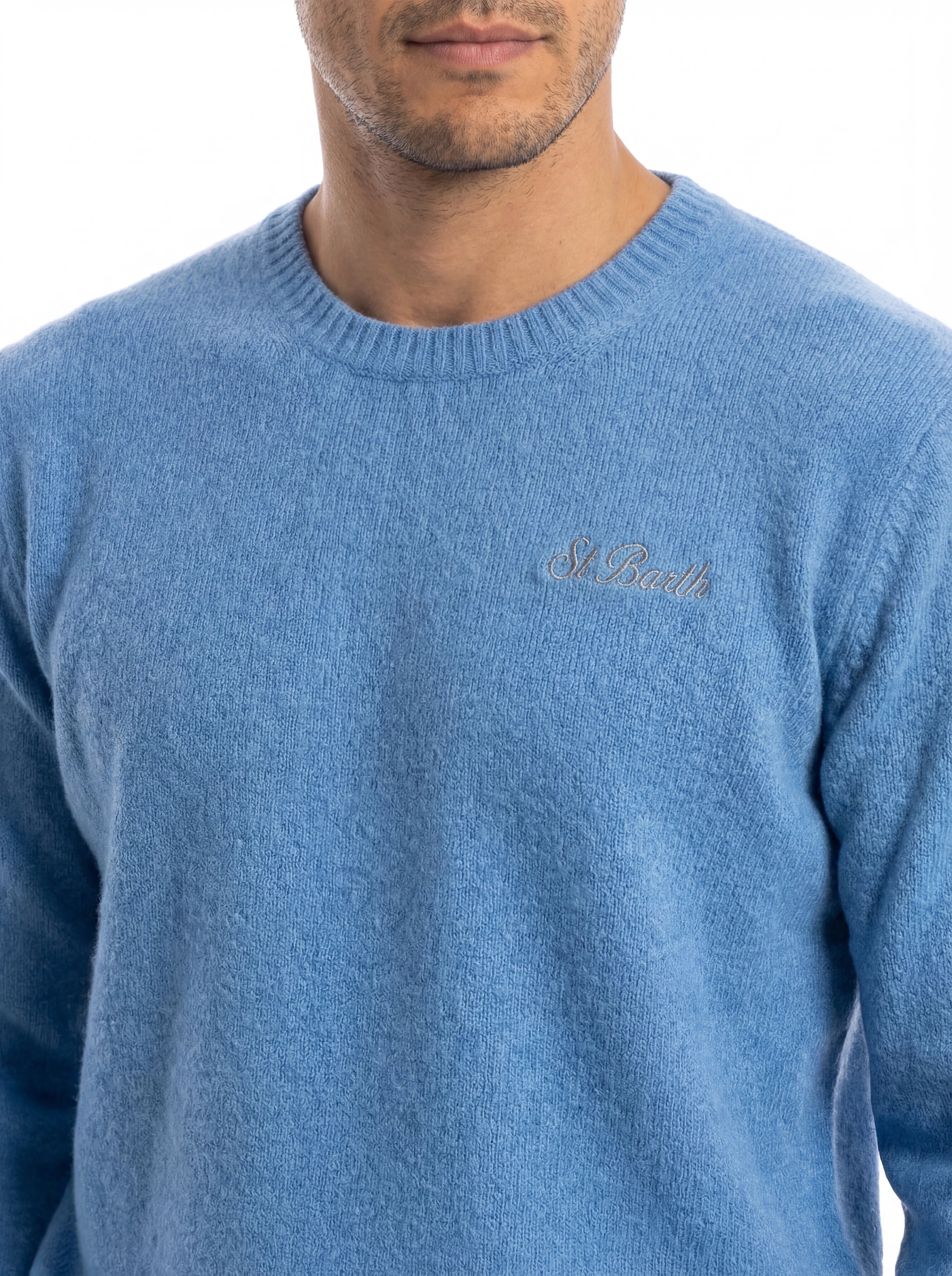 Maglione frontale su sfondo neutro girocollo celeste Saint Barth Regent in lana di agnello