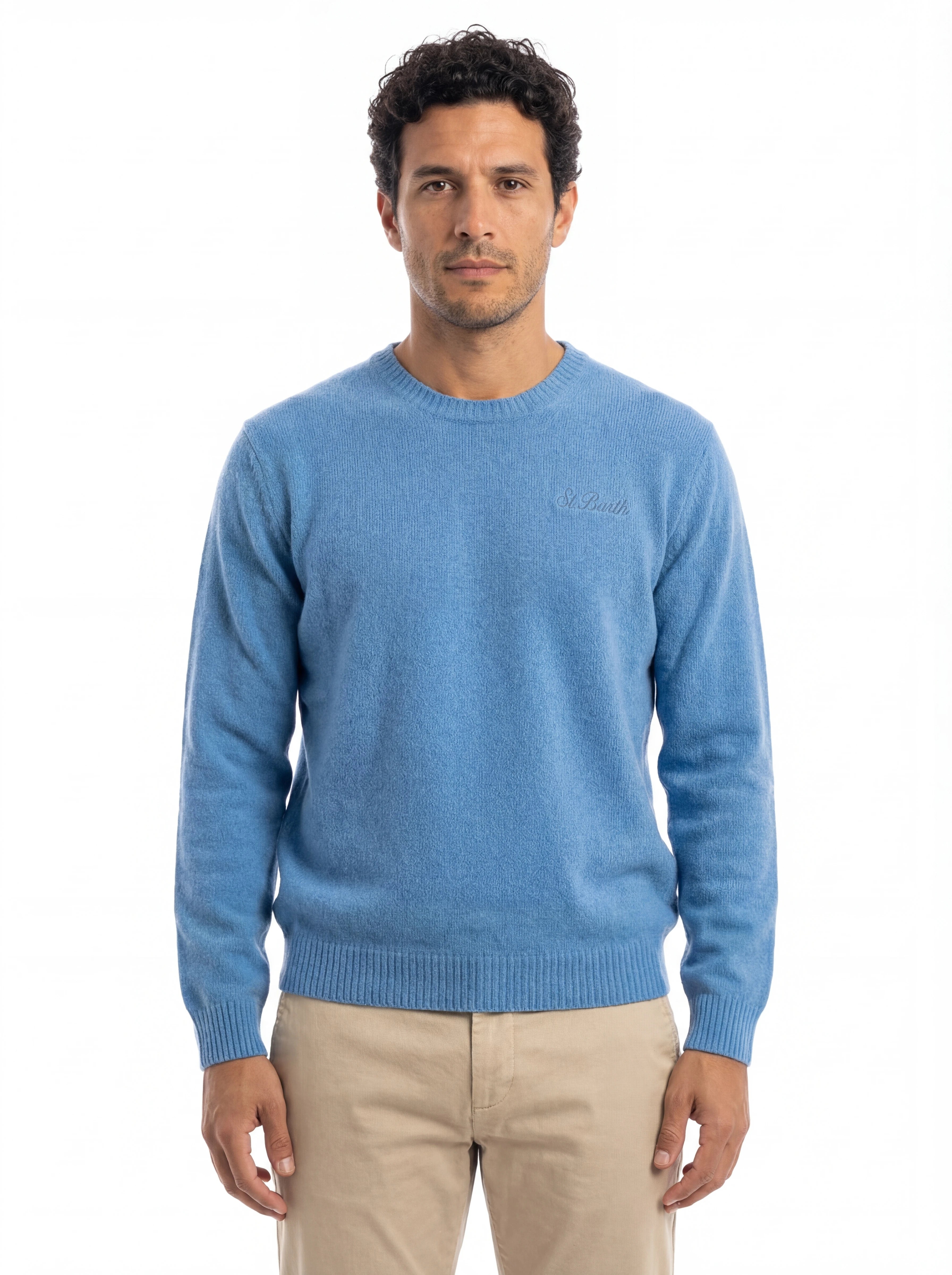 Modello indossa a 45 gradi maglione girocollo celeste Saint Barth Regent in lana di agnello