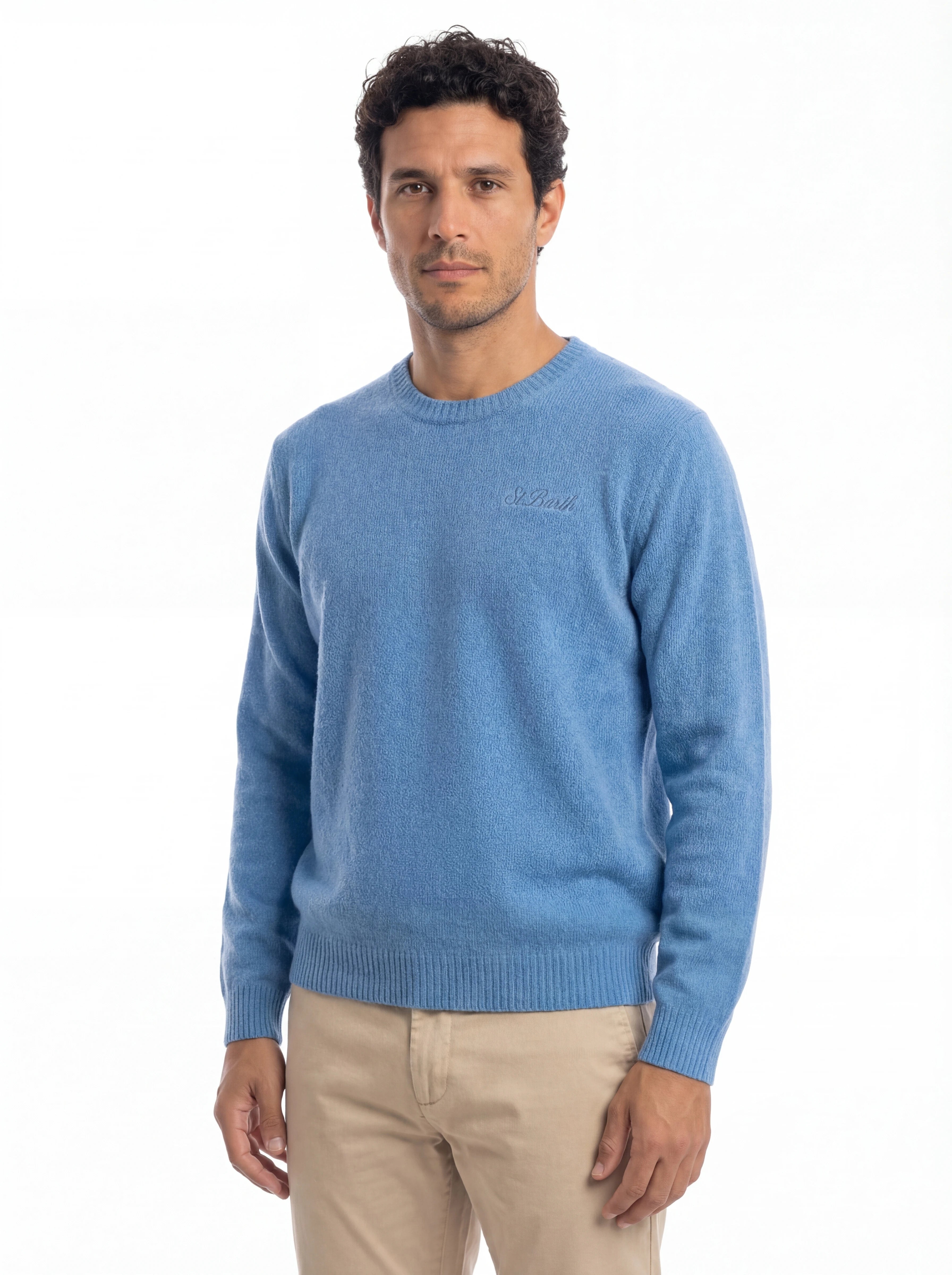 Modello indossa frontalmente maglione girocollo celeste Saint Barth Regent in lana di agnello