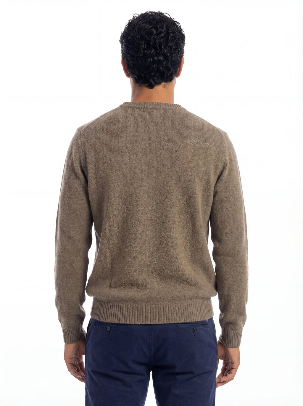 Modello indossa a 45 gradi maglione girocollo noce Saint Barth Regent in lana di agnello