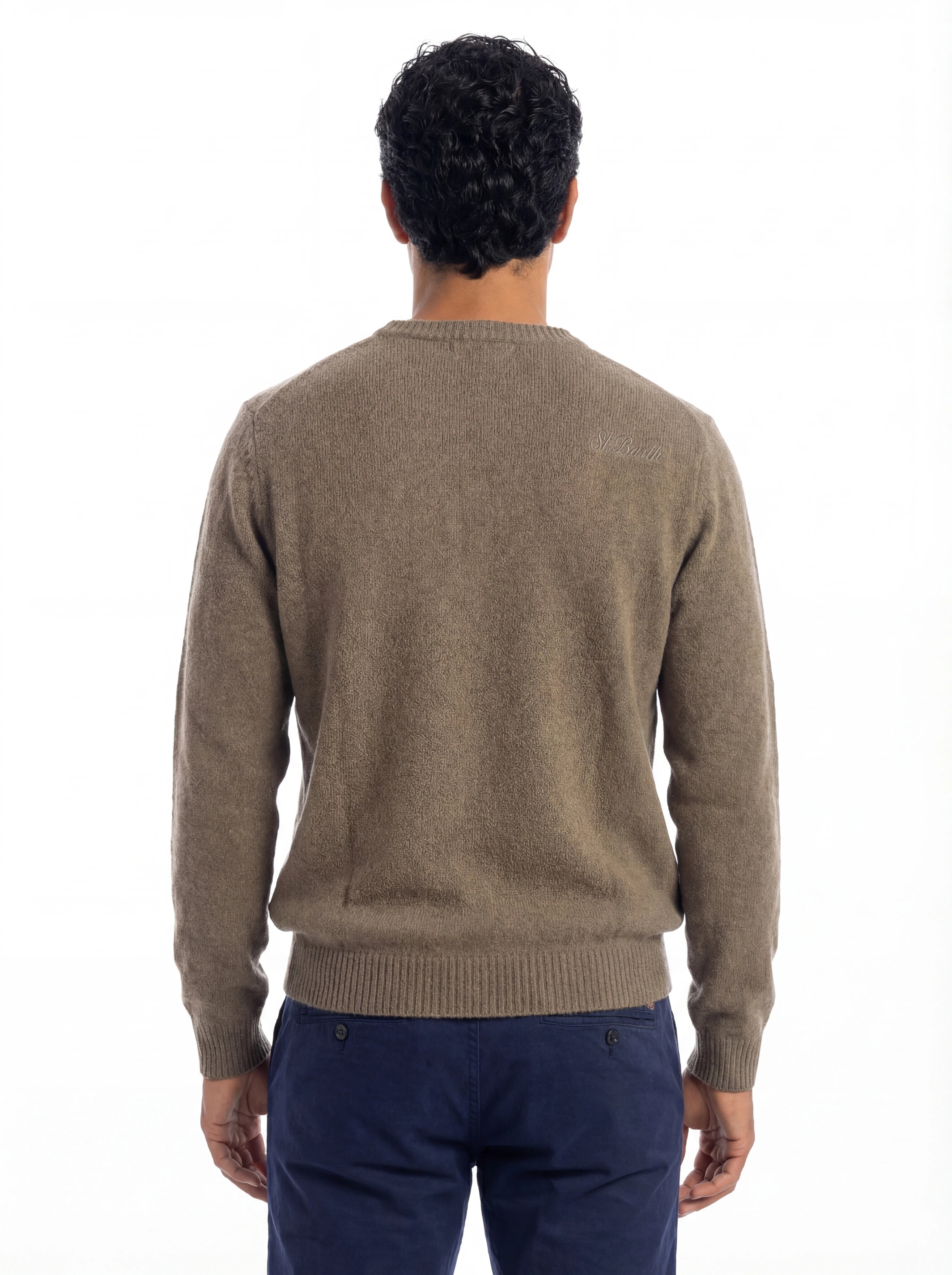 Modello indossa a 45 gradi maglione girocollo noce Saint Barth Regent in lana di agnello