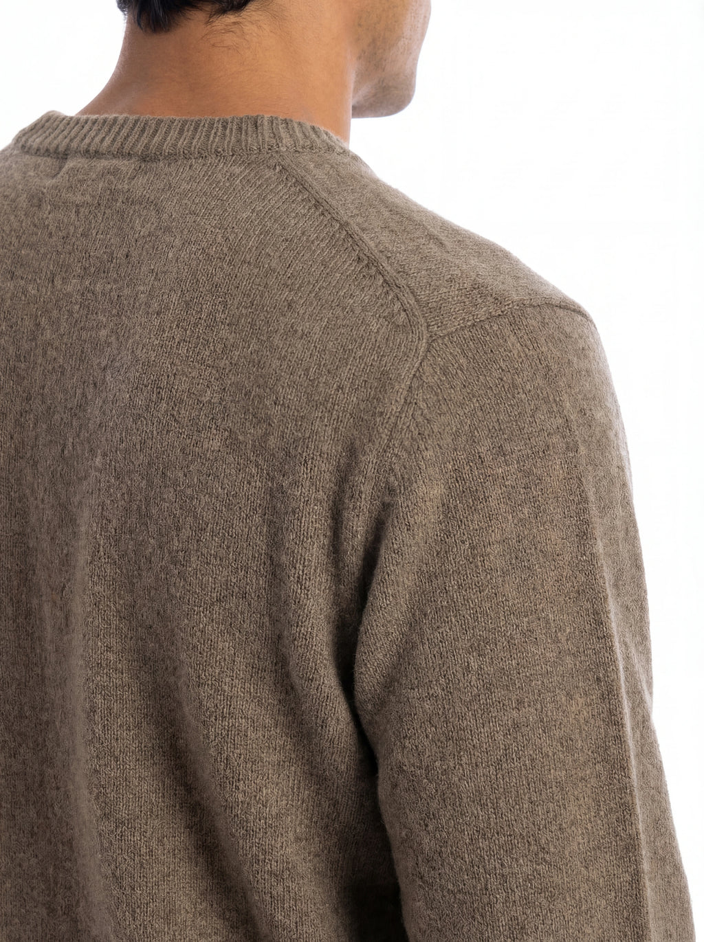 Modello visto da dietro maglione girocollo noce Saint Barth Regent in lana di agnello