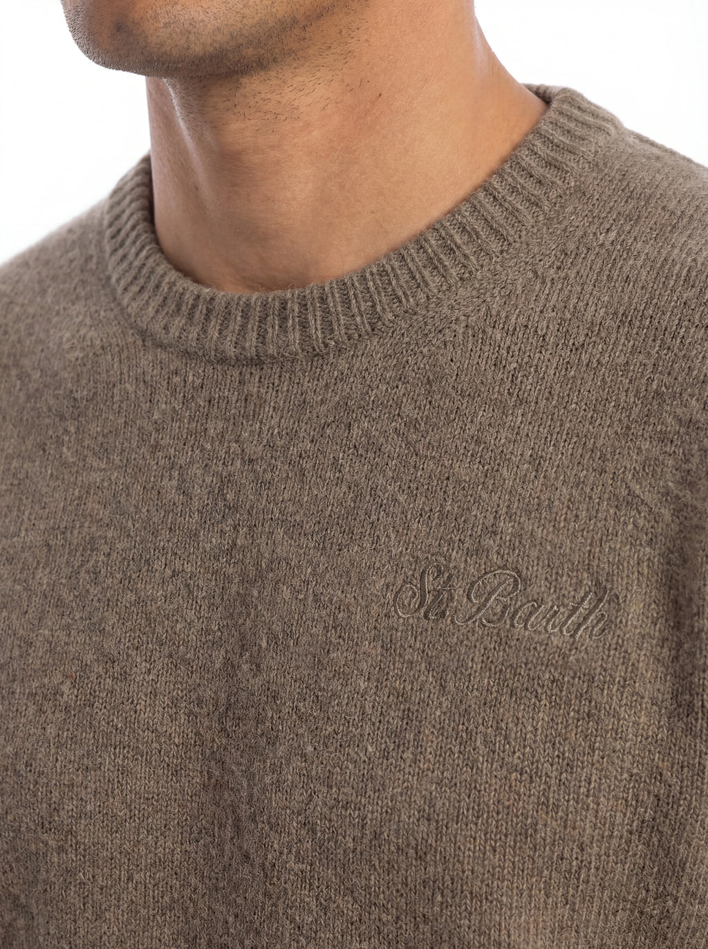 Maglione frontale su sfondo neutro girocollo noce Saint Barth Regent in lana di agnello