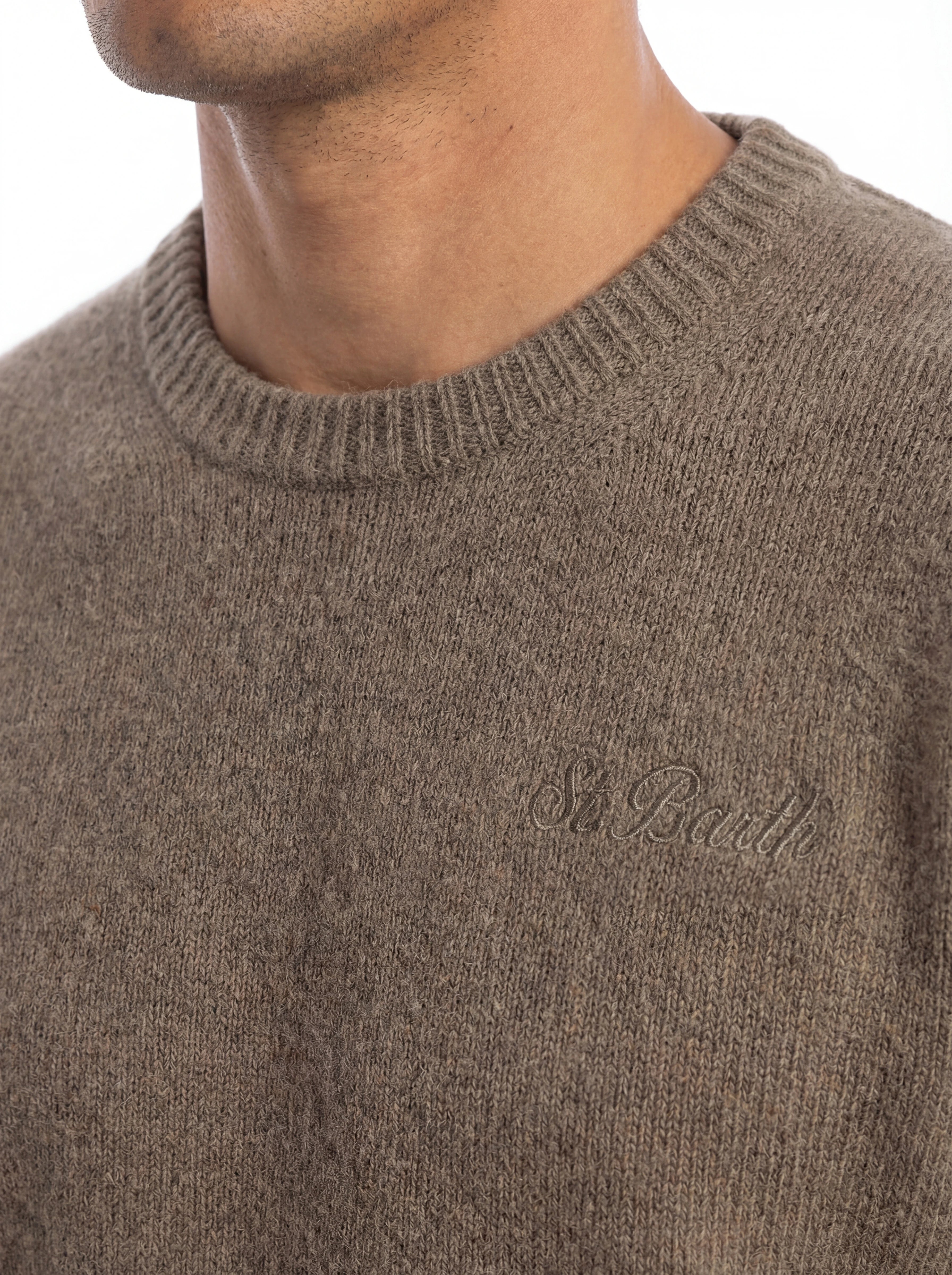 Maglione frontale su sfondo neutro girocollo noce Saint Barth Regent in lana di agnello