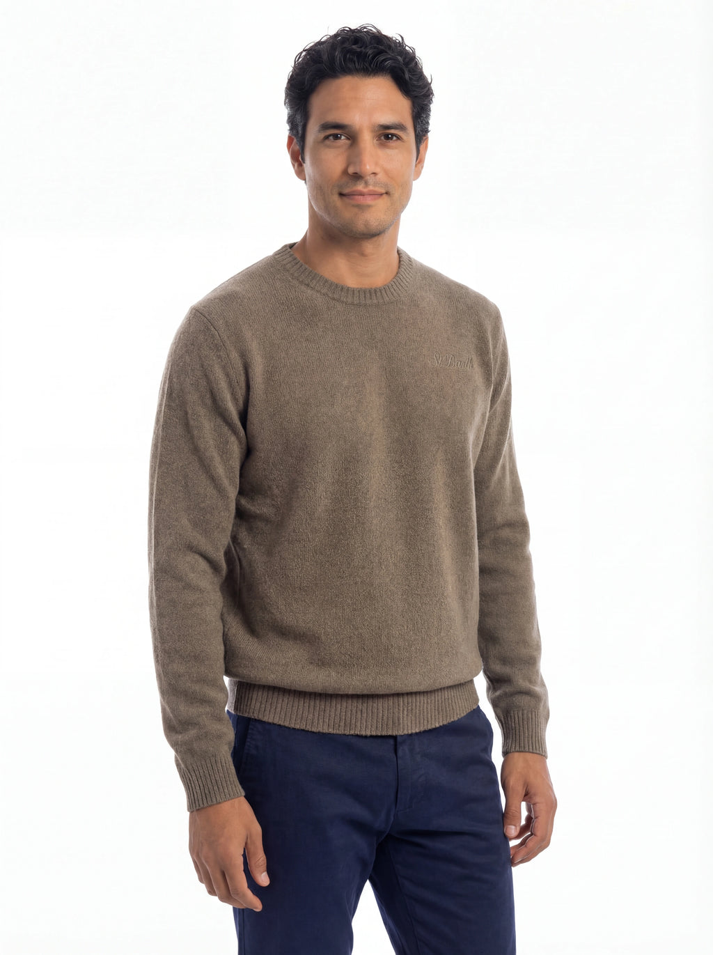 Modello indossa frontalmente maglione girocollo noce Saint Barth Regent in lana di agnello