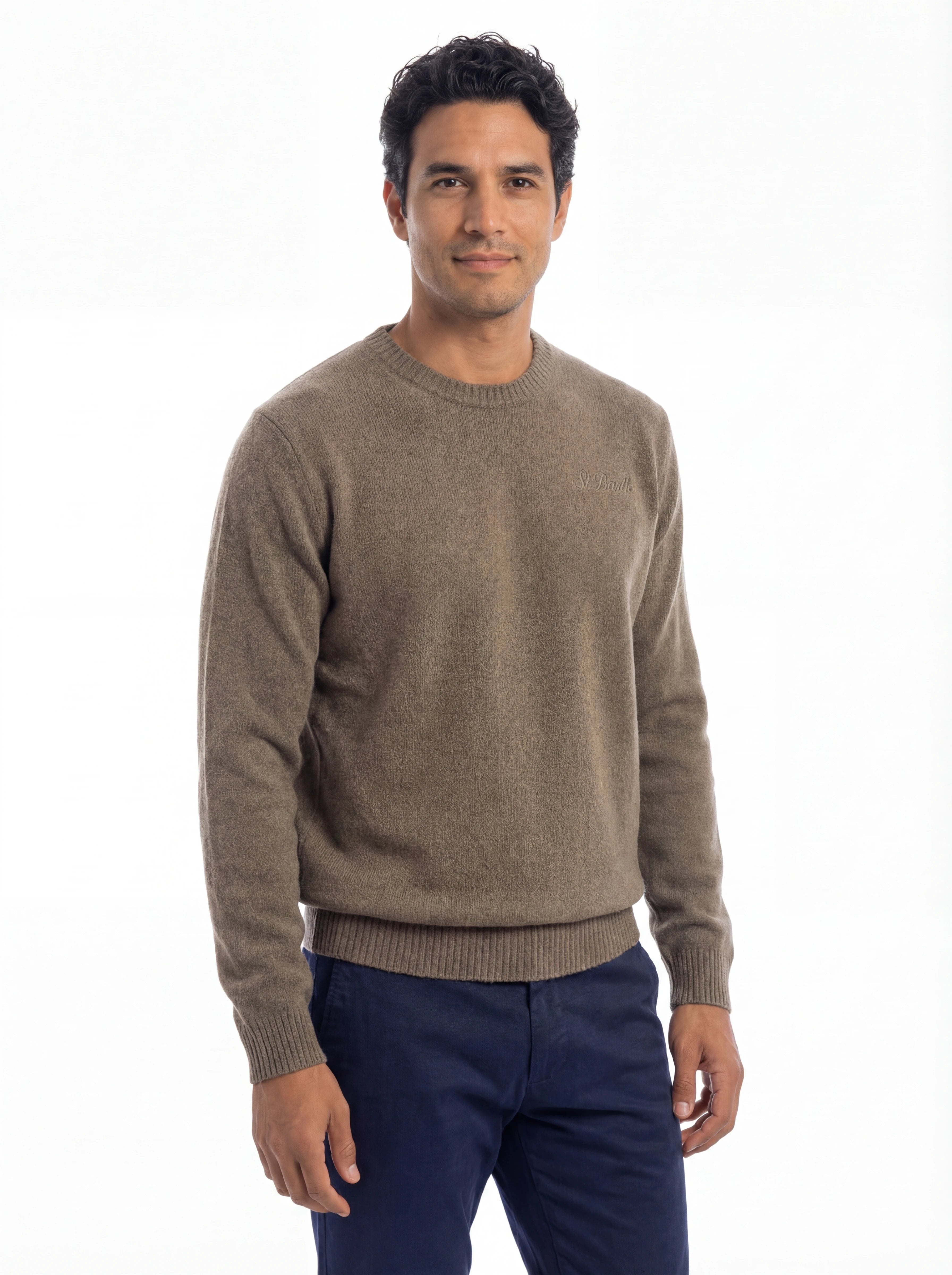 Modello indossa frontalmente maglione girocollo noce Saint Barth Regent in lana di agnello