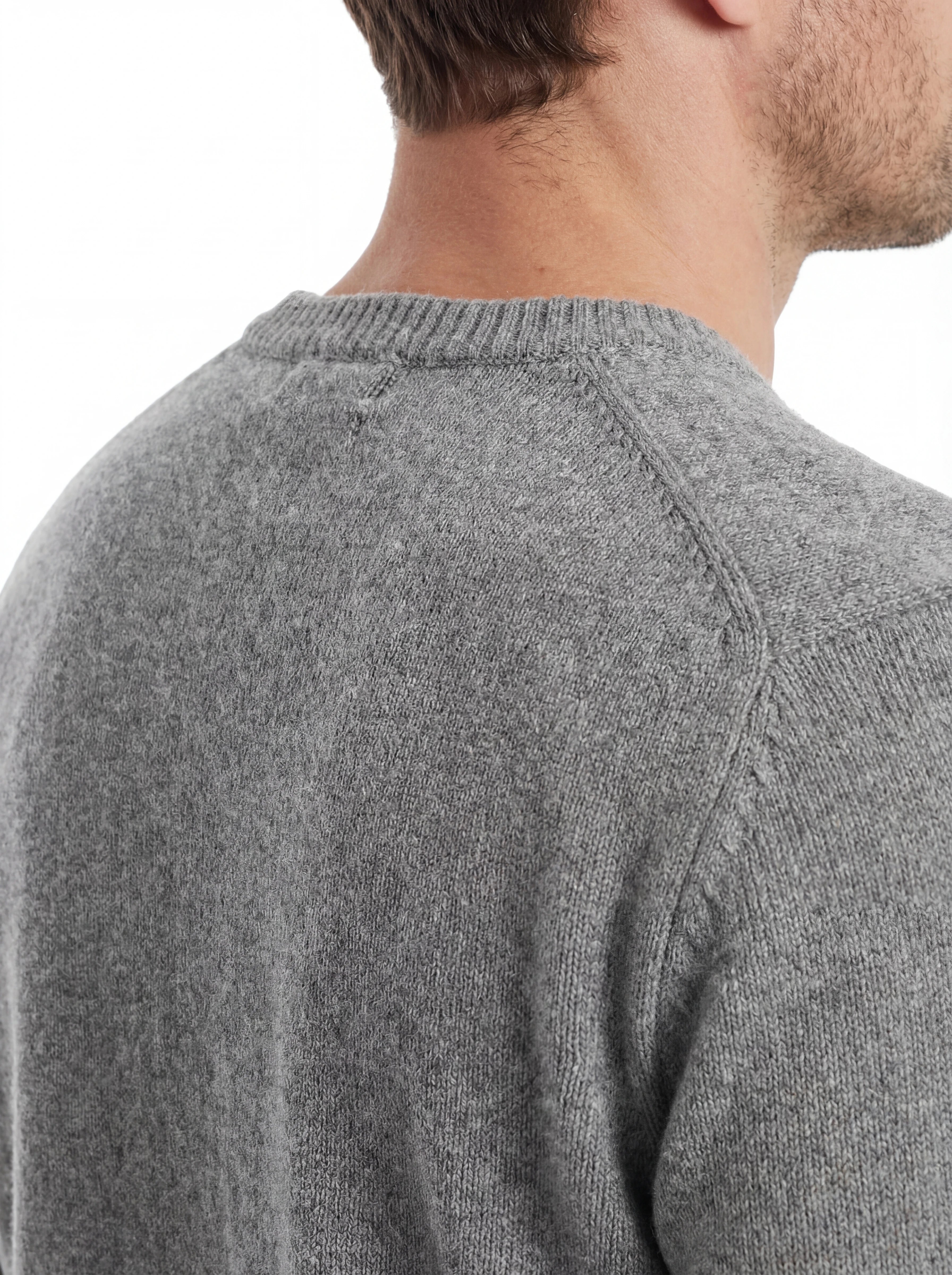 Modello visto da dietro maglione girocollo mgrigio mélange Saint Barth Regentstrech in alpaca stretch