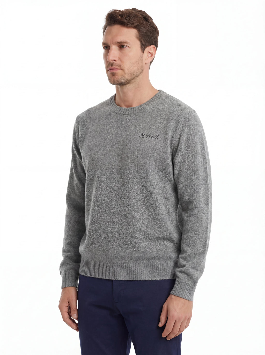 Modello indossa frontalmente maglione girocollo mgrigio mélange Saint Barth Regentstrech in alpaca stretch