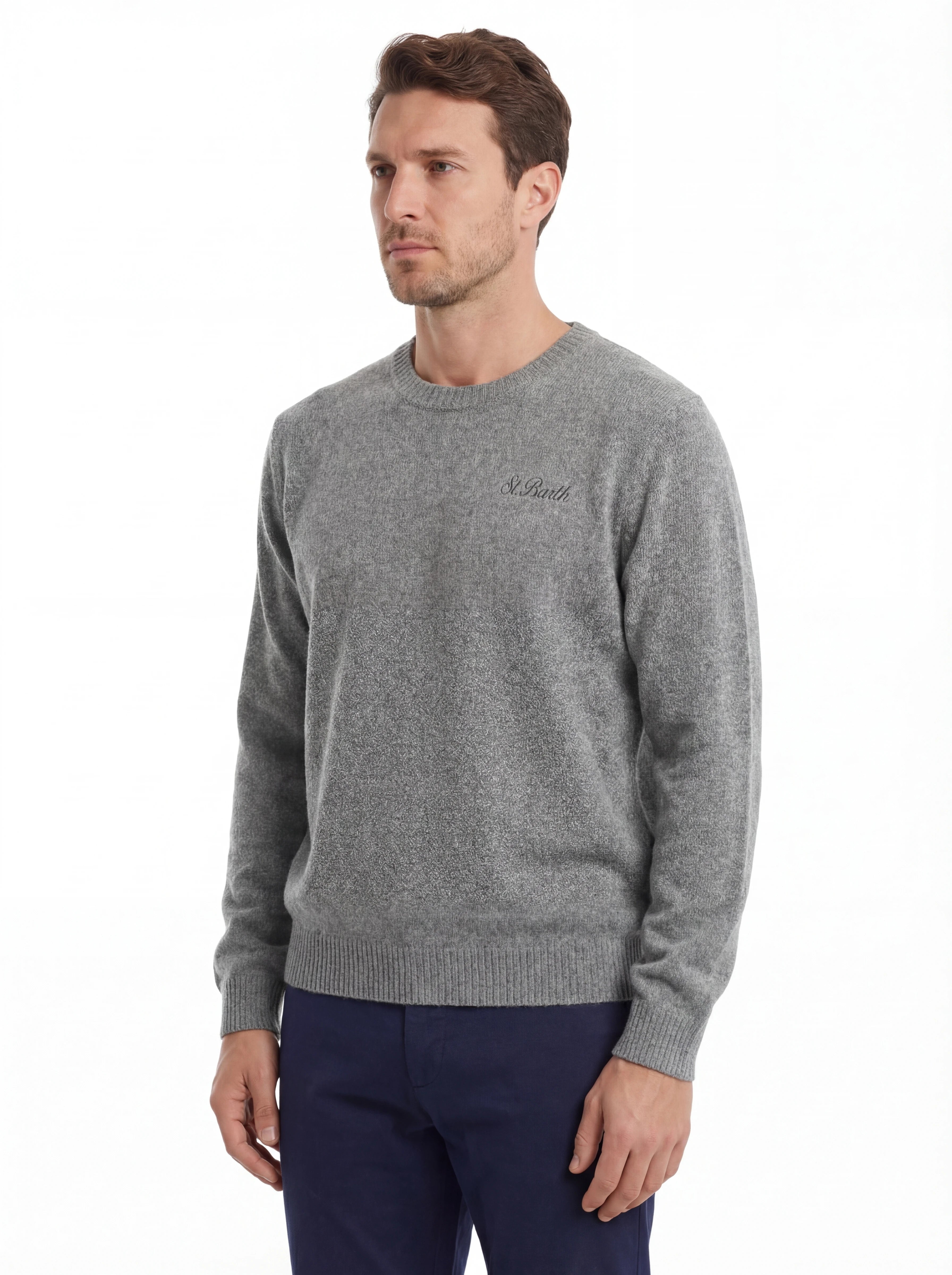 Modello indossa frontalmente maglione girocollo mgrigio mélange Saint Barth Regentstrech in alpaca stretch