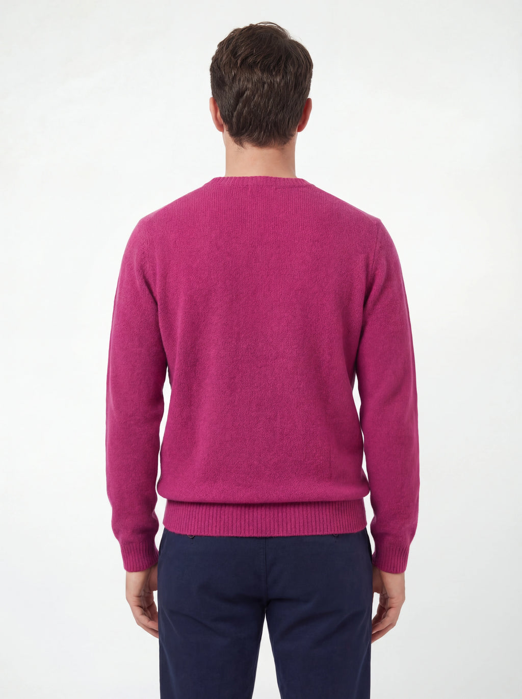 Modello indossa a 45 gradi maglione girocollo peonia Saint Barth Regentstrech in alpaca stretch