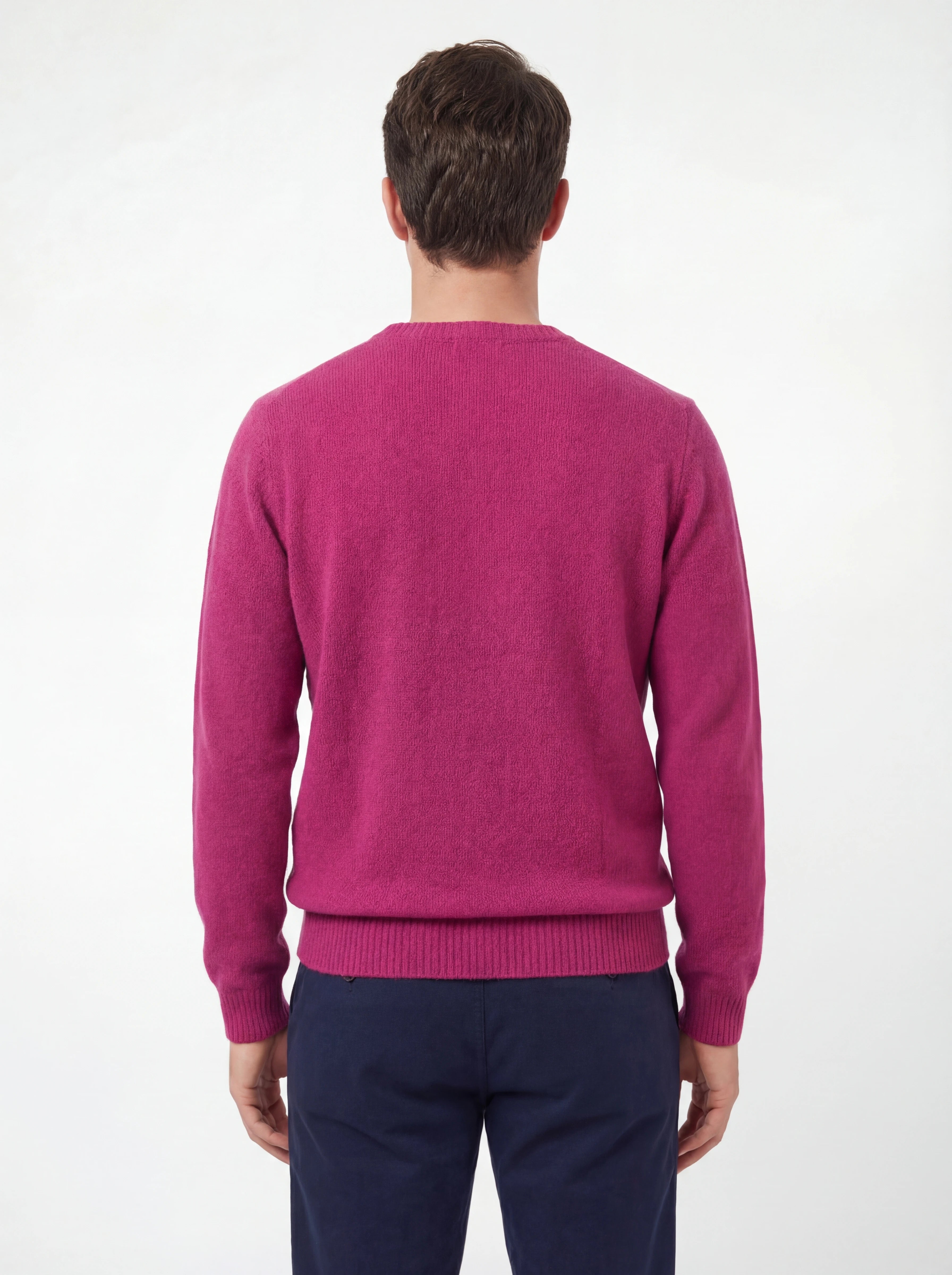 Modello indossa a 45 gradi maglione girocollo peonia Saint Barth Regentstrech in alpaca stretch