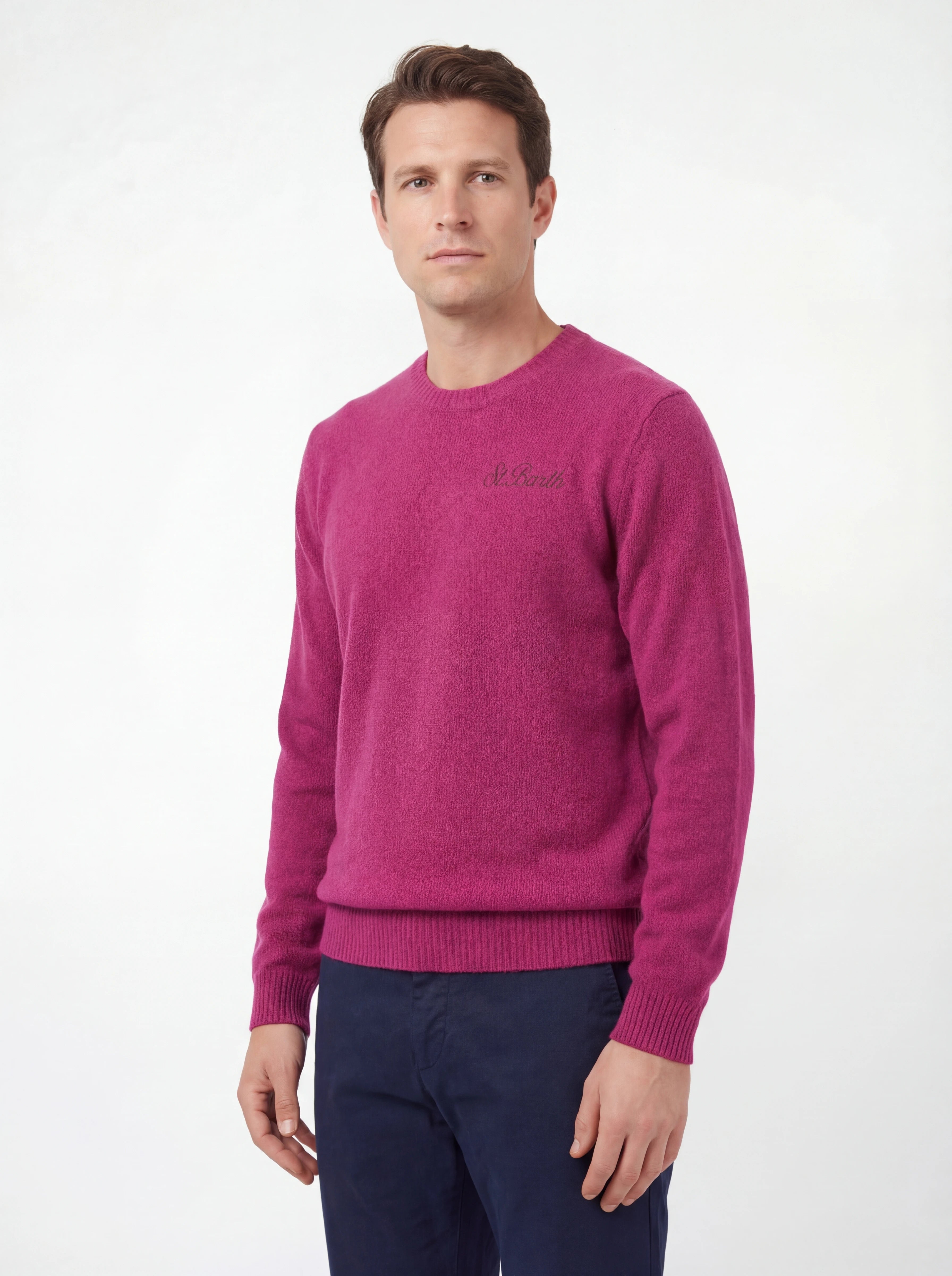 Modello indossa frontalmente maglione girocollo peonia Saint Barth Regentstrech in alpaca stretch