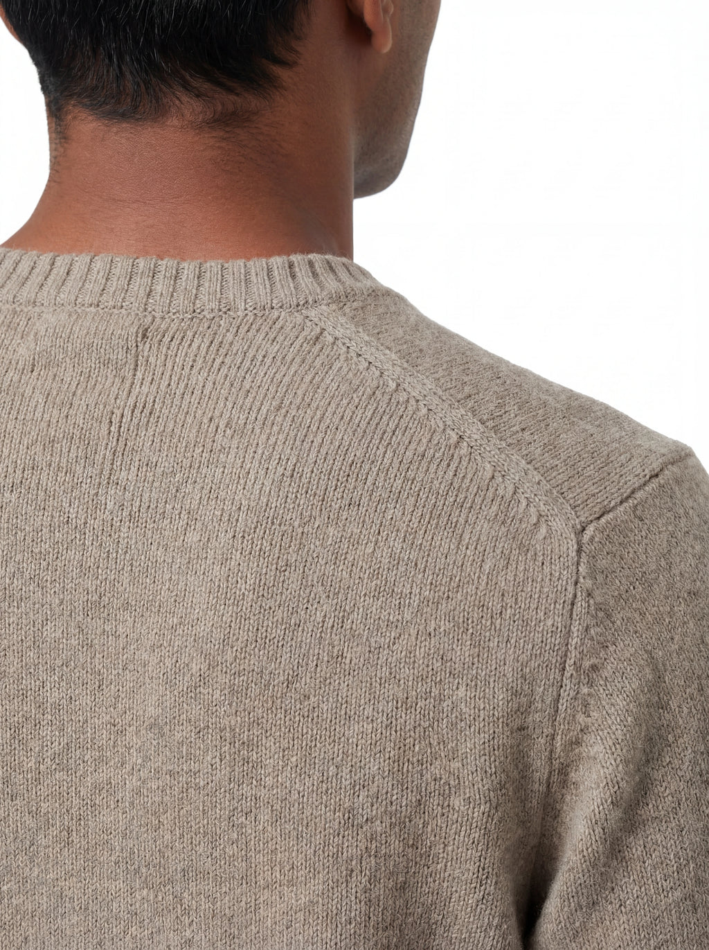 Modello indossa a 45 gradi maglione girocollo beige Saint Barth Regentstrech in alpaca stretch