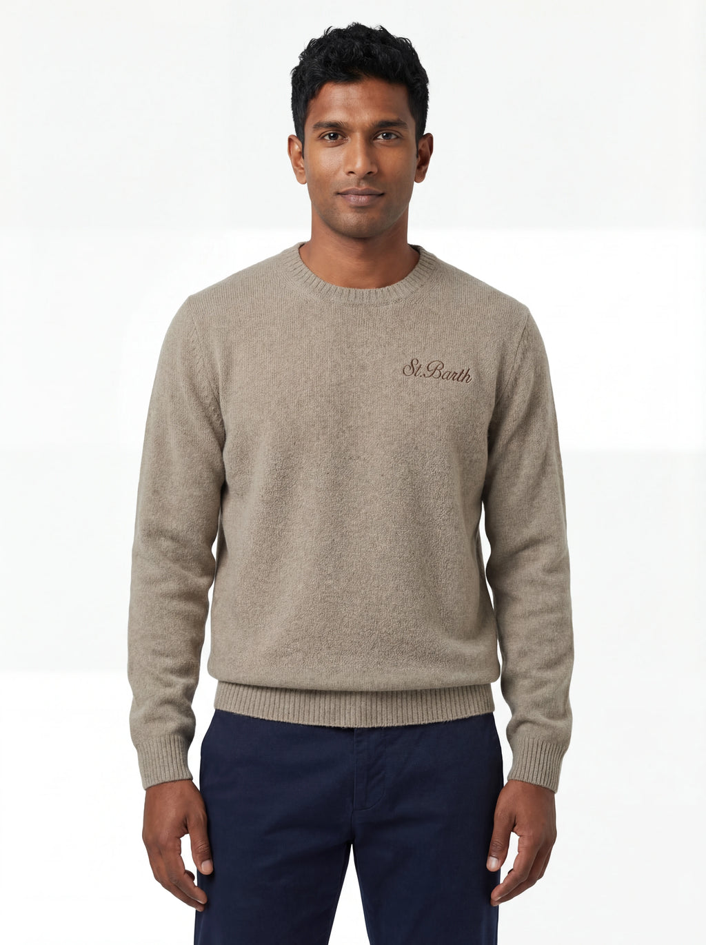 Modello visto da dietro maglione girocollo beige Saint Barth Regentstrech in alpaca stretch